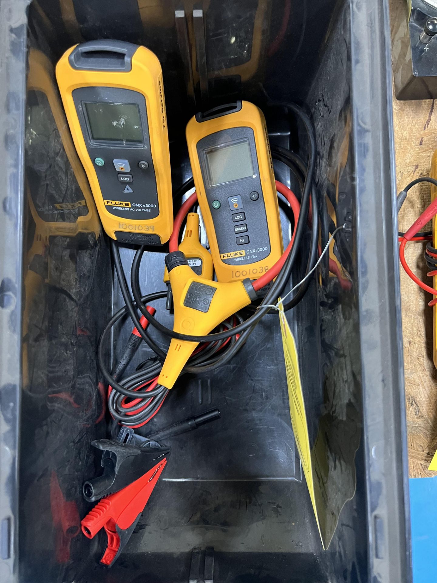 (2) FLUKE CNX V3000 WIRELESS AC VOLTAGE WITH PROBES