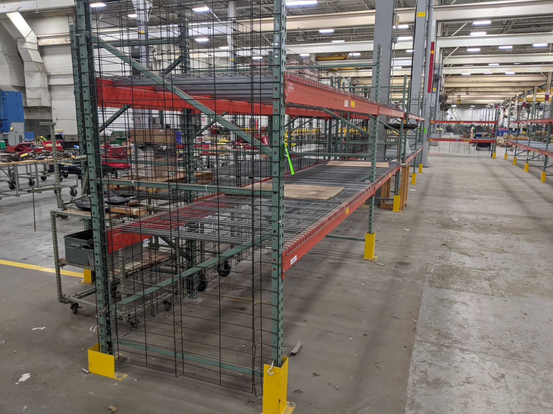 ROW OF PALLET RACKING W/WIRE DECKING; (12) 8' UPRIGHTS; (32) 10' CROSSBARS