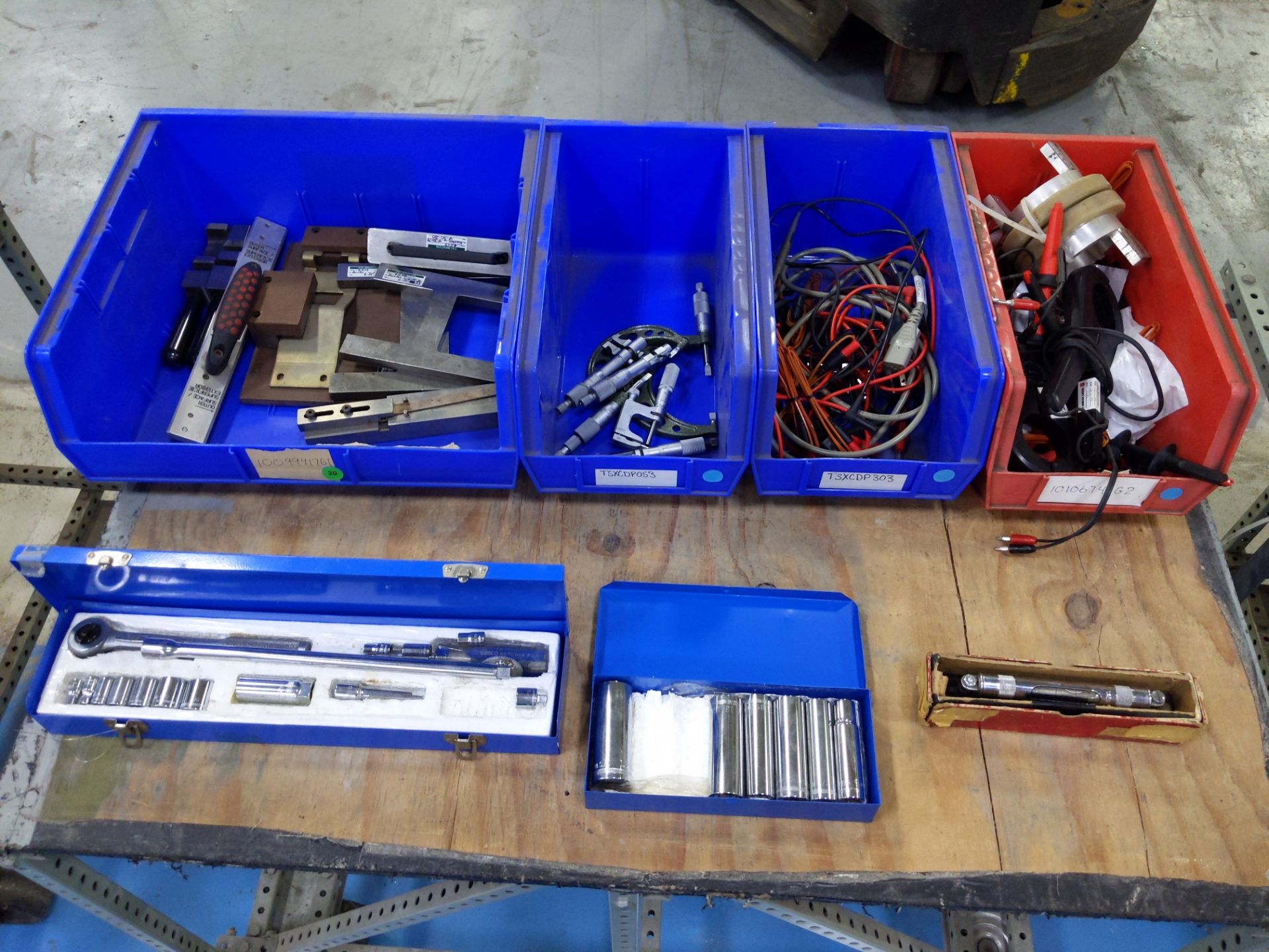 CART WITH STARRETT LEVELER; SOCKET SET; (2) MITUTOYO MICROMETERS; (4) CALIPERS; (2) FLUKE CURRENT