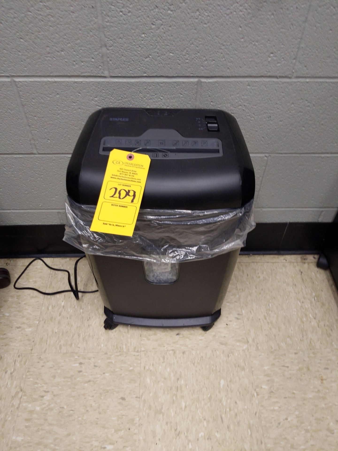 STAPLES PAPER SHREDDER