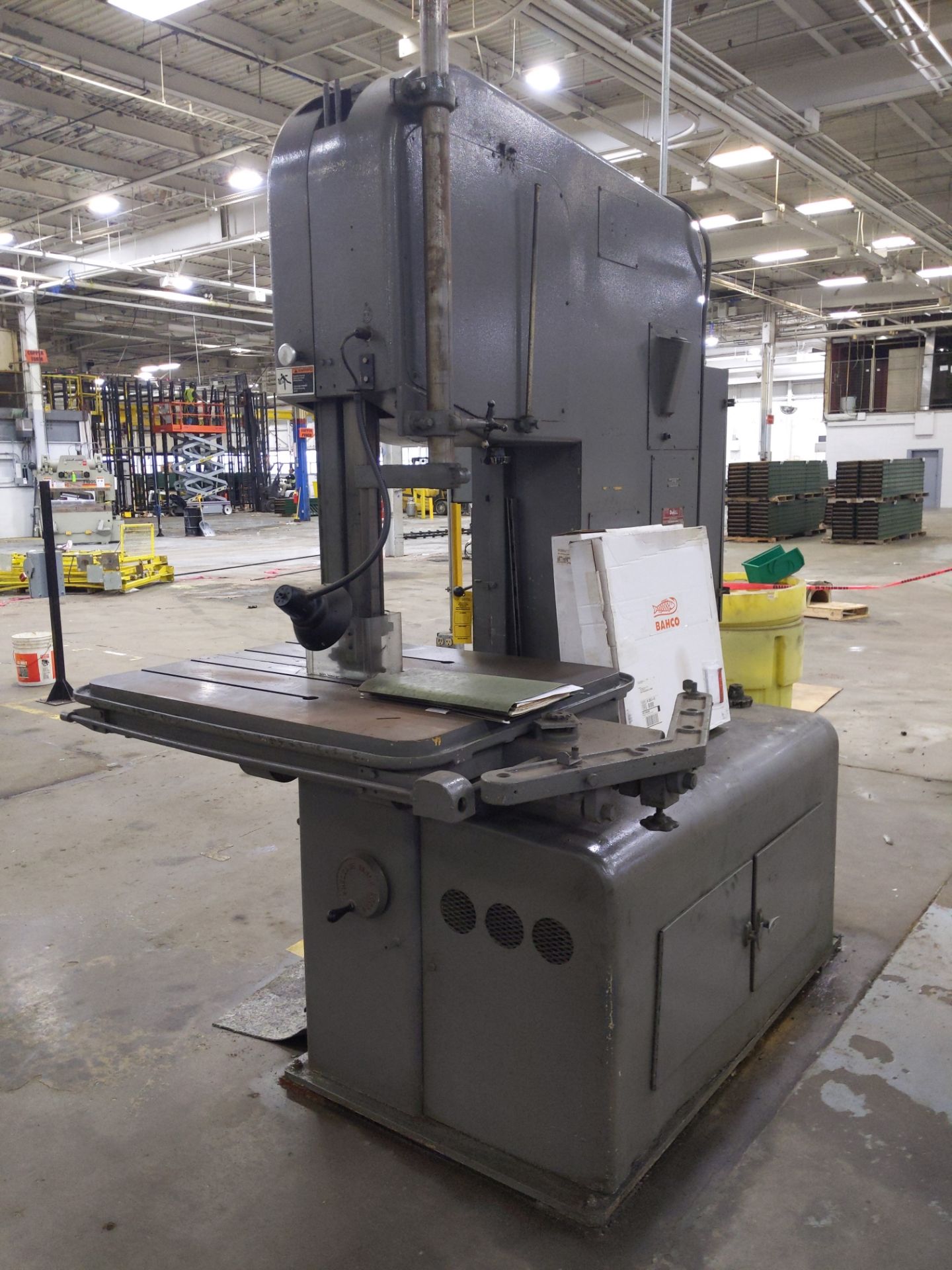 DOALL CONTOUR MACHINE BANDSAW MODEL # 26-3 WITH (2) BOXES OF BLADES