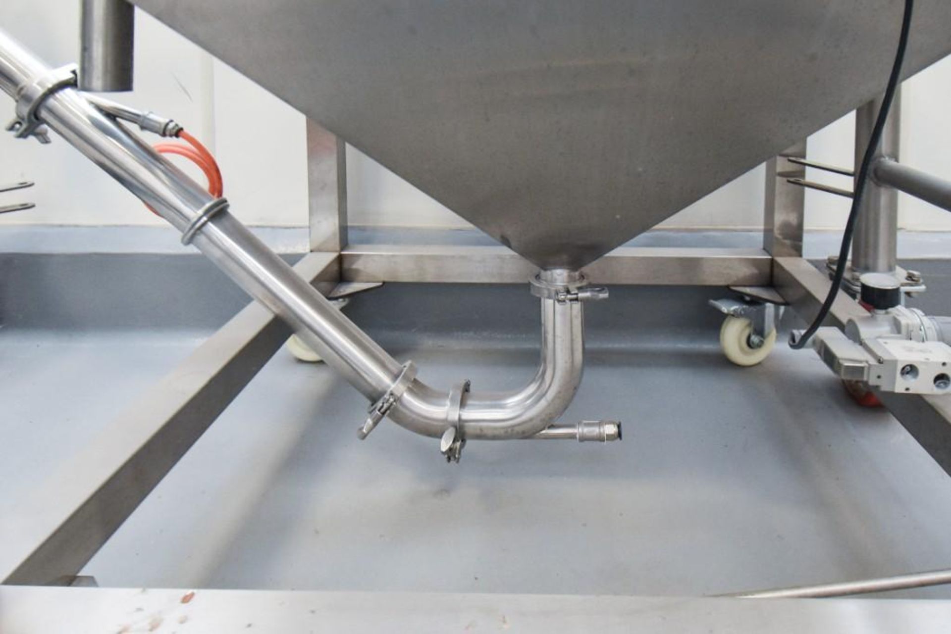 Liquid Hopper With Conveyor - Image 3 of 5