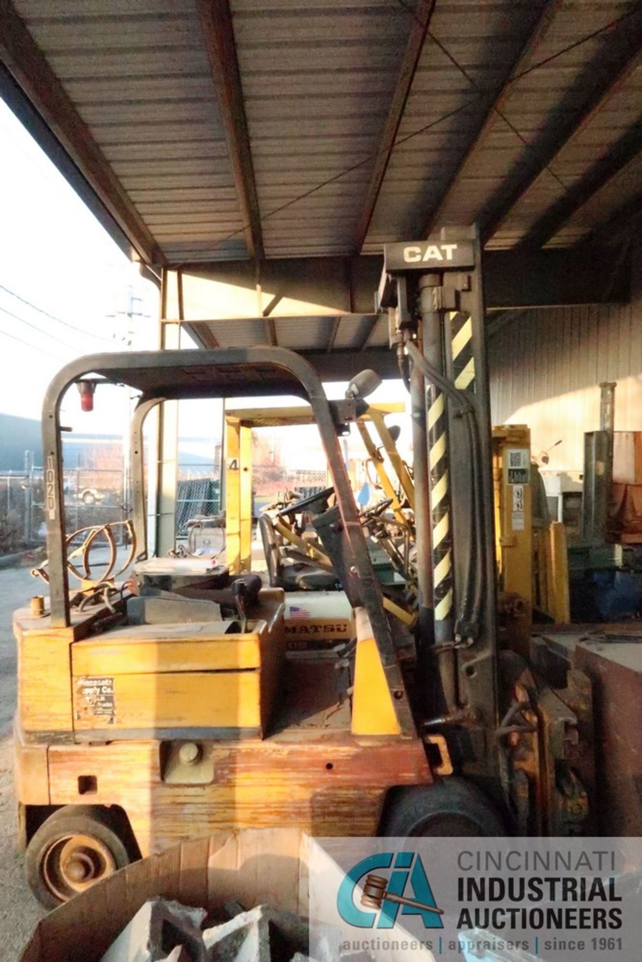 4,000 LB. CATERPILLAR MODEL T40DSA SOLID TIRE LP GAS LIFT TRUCK; S/N 2LC107, 2-STAGE MAST, 99" - Image 6 of 7