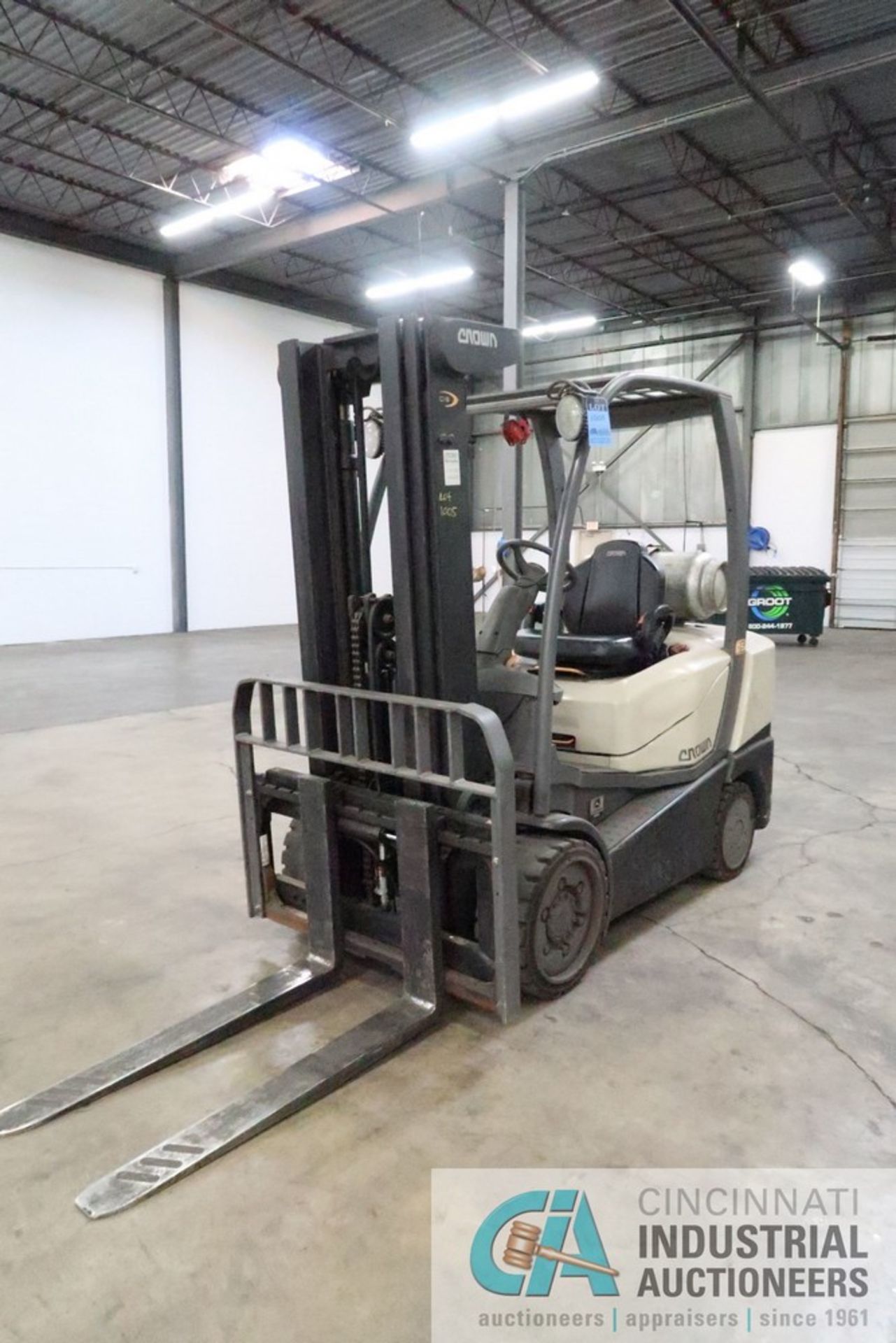 **5,000 LB. CROWN MODEL C-5 SOLID TIRE LP GAS LIFT TRUCK; S/N 9A171645, 3-STAGE MAST, 83" MAST - Image 3 of 8