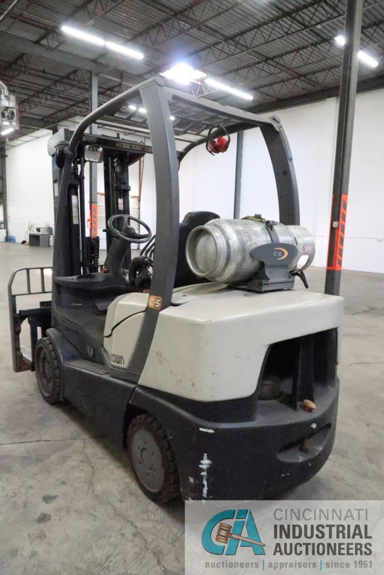 **5,000 LB. CROWN MODEL C-5 SOLID TIRE LP GAS LIFT TRUCK; S/N 9A171645, 3-STAGE MAST, 83" MAST - Image 5 of 8