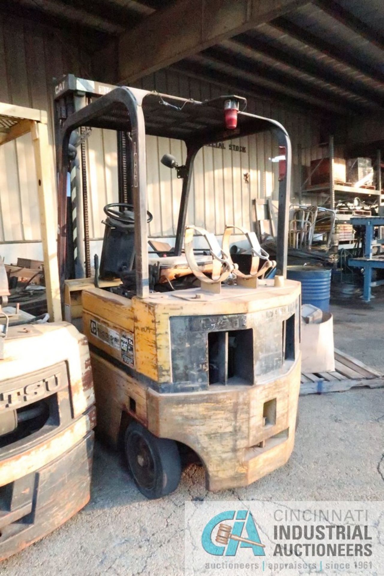 4,000 LB. CATERPILLAR MODEL T40DSA SOLID TIRE LP GAS LIFT TRUCK; S/N 2LC107, 2-STAGE MAST, 99"