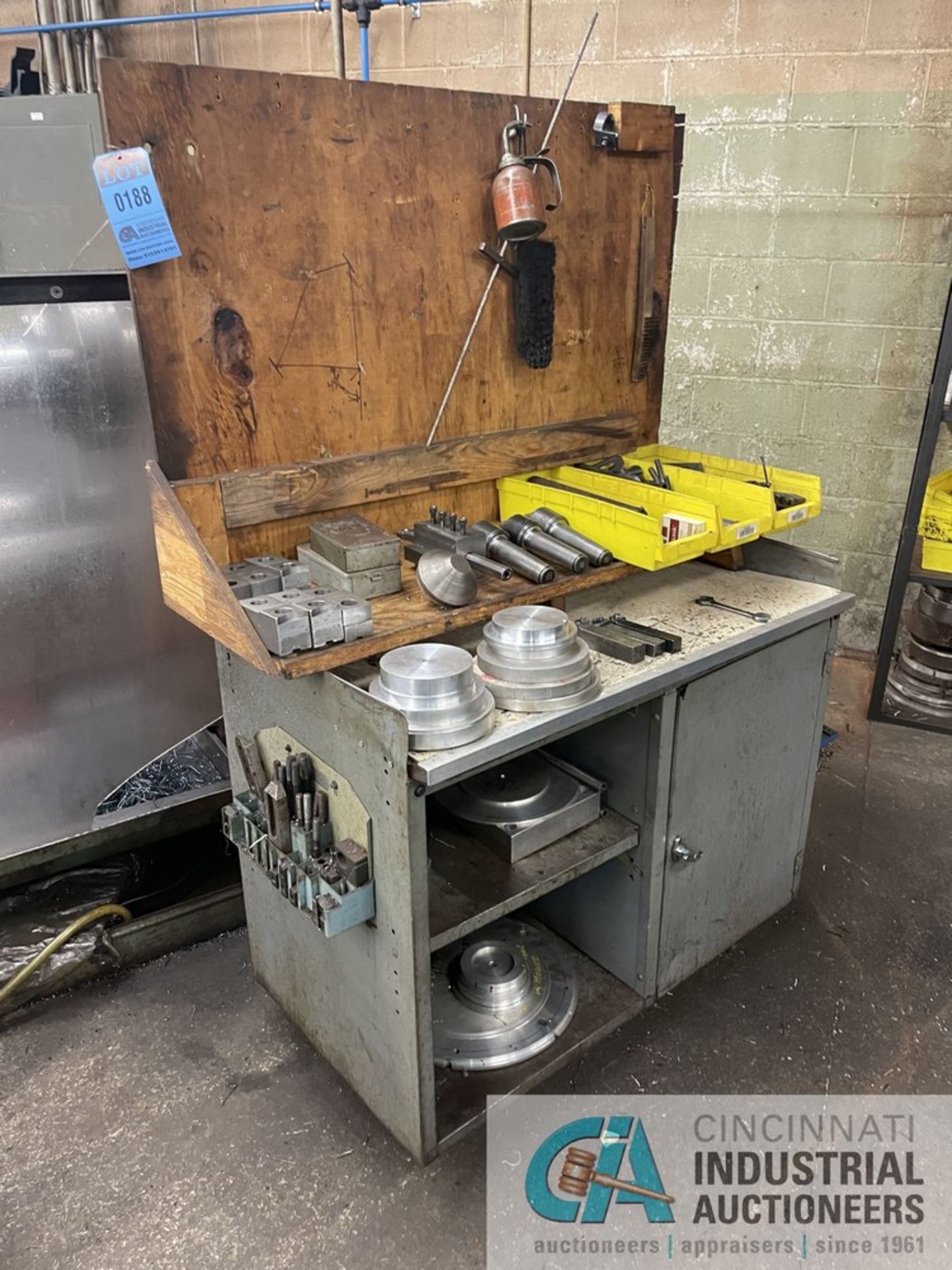 (LOT) CABINET W/ LATHE TOOLING & ACCESSORIES