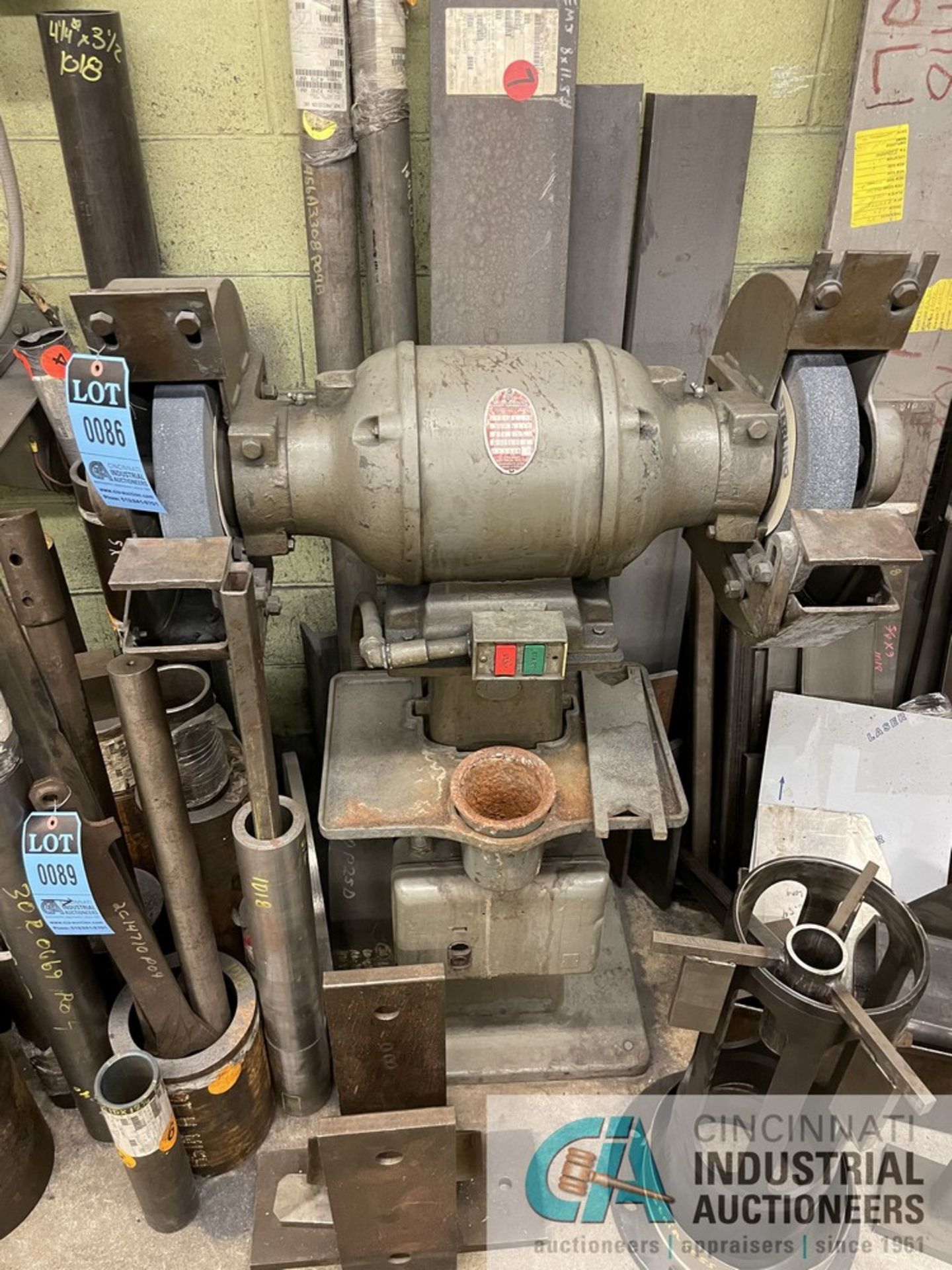 3-HP CINCINNATI ELECTRICAL DE PEDESTAL GRINDER