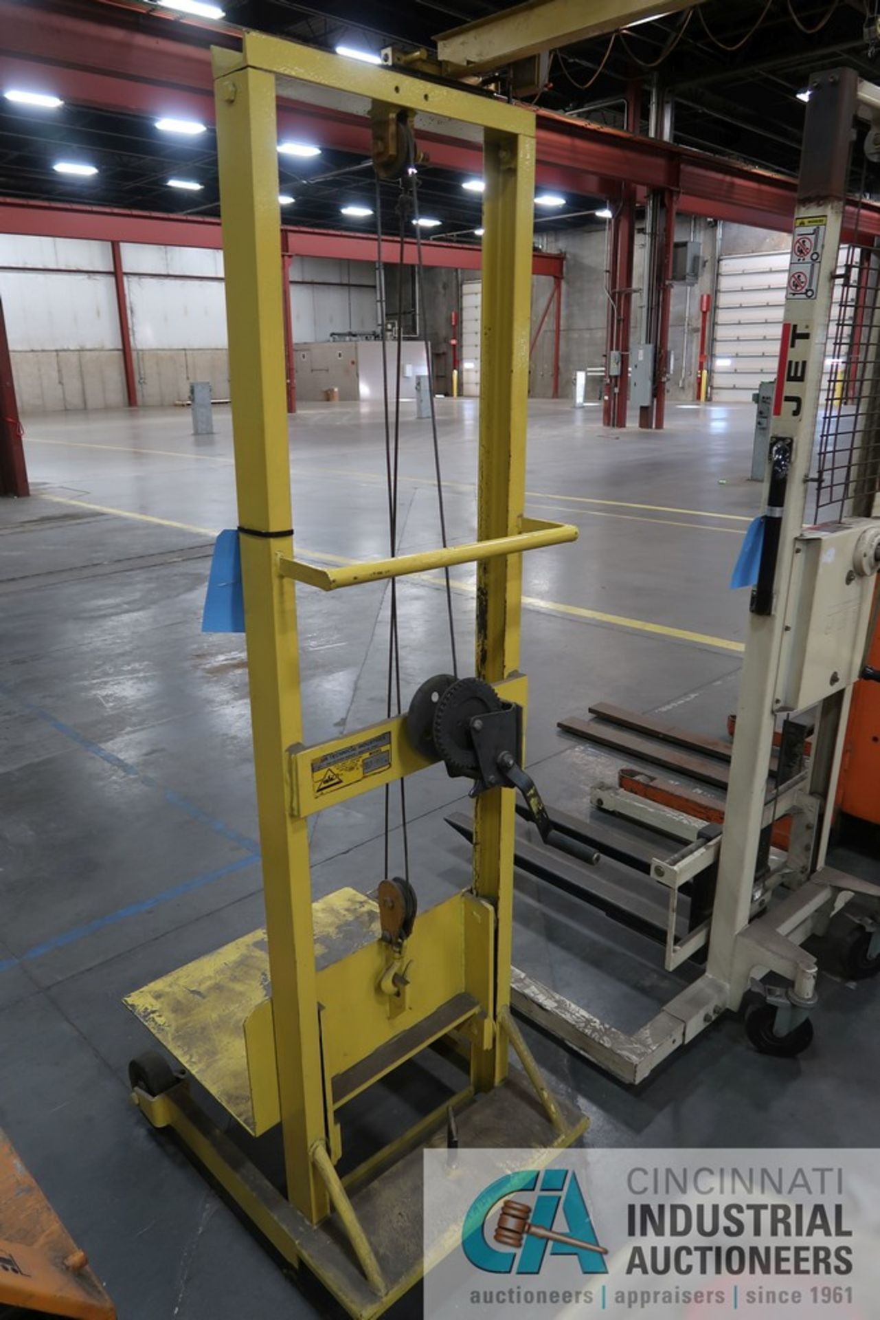 500 LB AIR TECHNICAL INDUSTRIES MODEL DM500 MANUAL CABLE WINCH DIE LIFT CART - Image 2 of 3