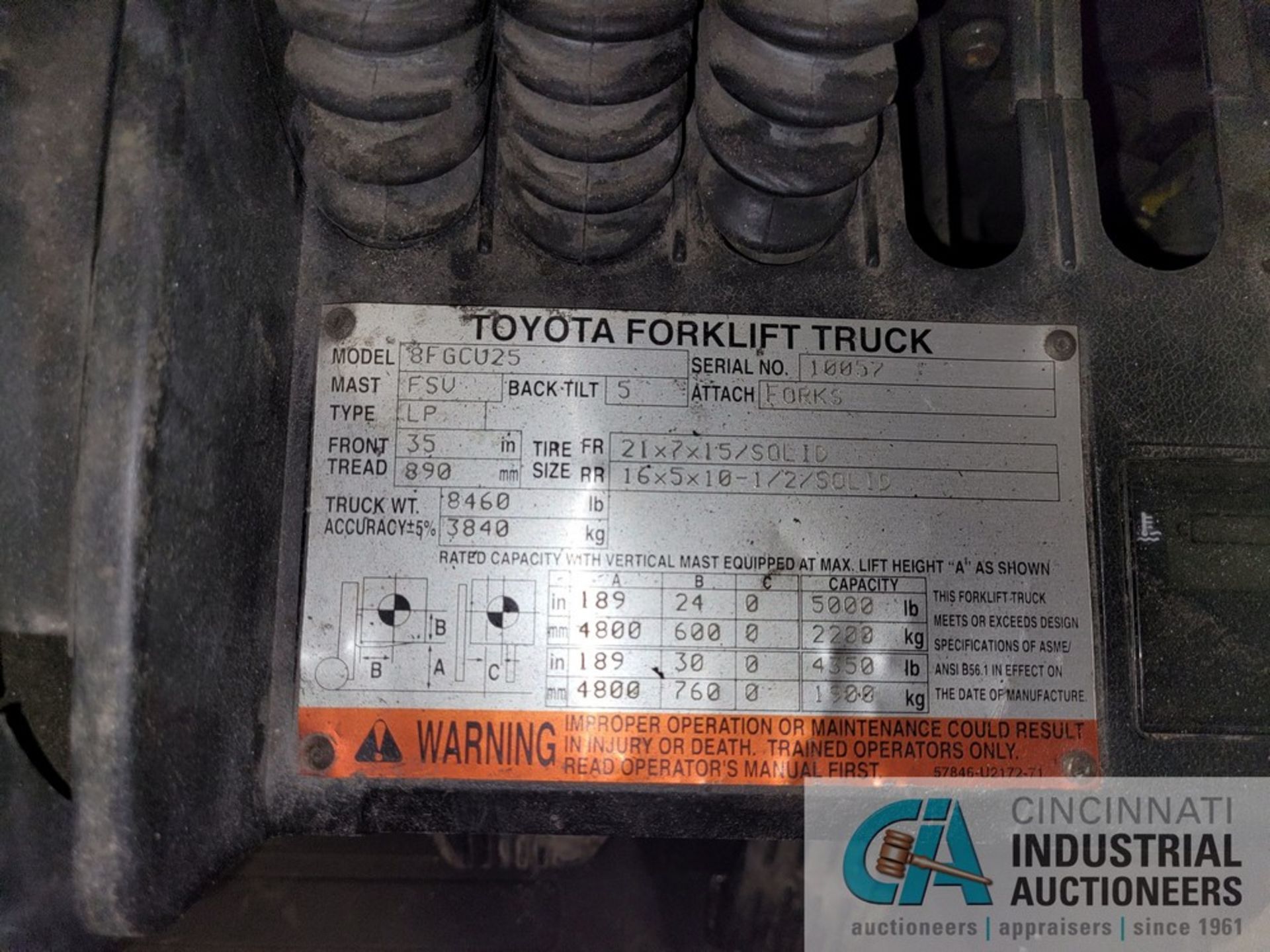 5,000 LB. TOYOTA MODEL 8FGCU25 LP GAS CUSHION TIRE LIFT TRUCK, S/N: 10057, 85" 3-STAGE MAST, 189" - Image 5 of 5