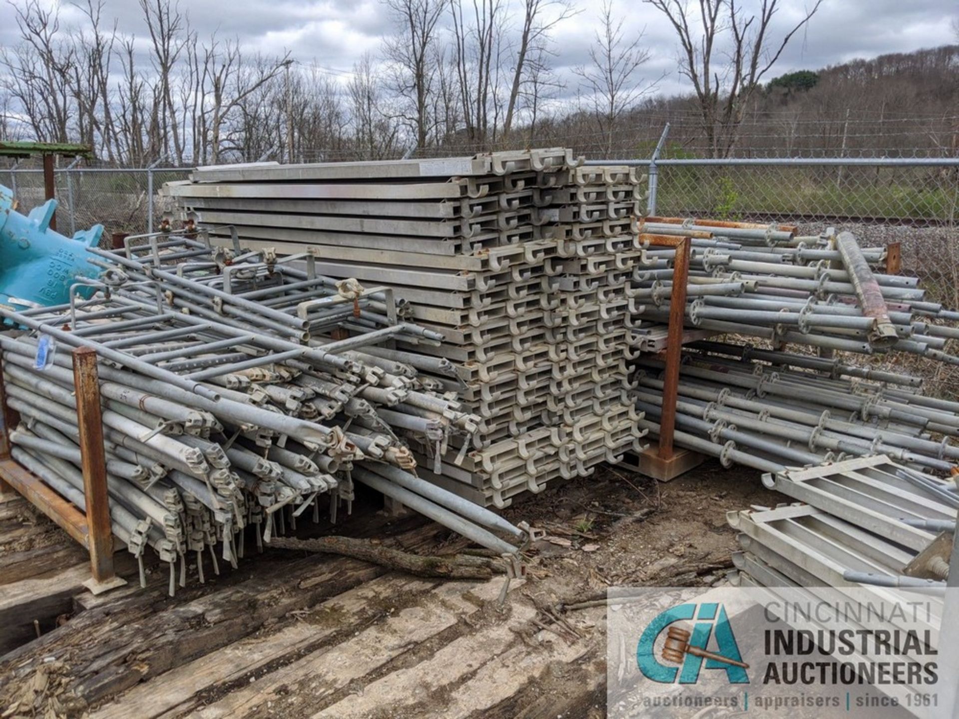 (LOT) ALUMINUM SCAFFOLDING WITH APPROX. (45) 19" X 84" WALK BOARDS **LOCATED AT 4366 GLENN - Image 2 of 5