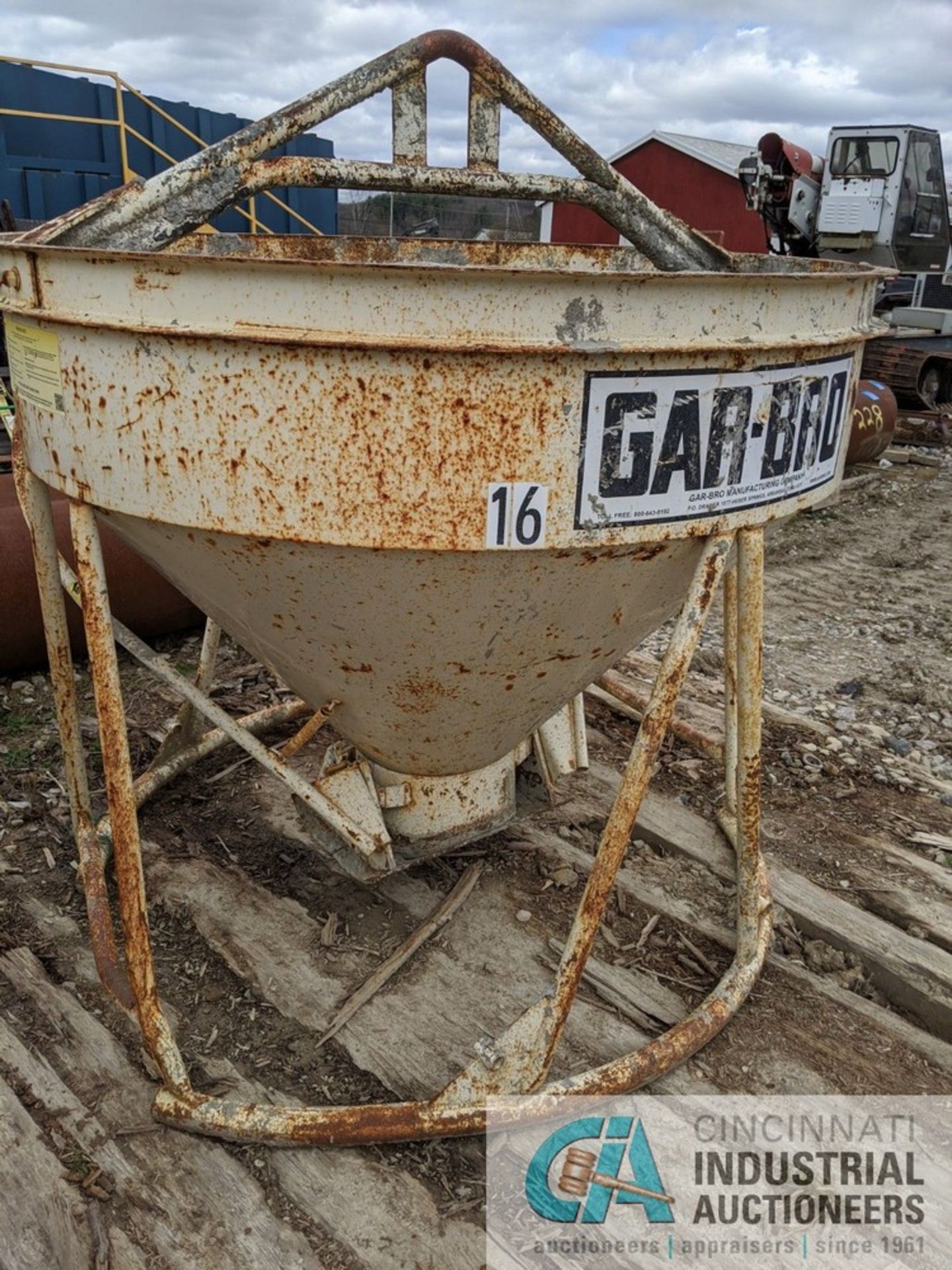 GAR BRO CONCRETE BUCKET MODEL 454-R **LOCATED AT 4366 GLENN HIGHWAY, CAMBRIDGE, OHIO 43725** - Image 2 of 4