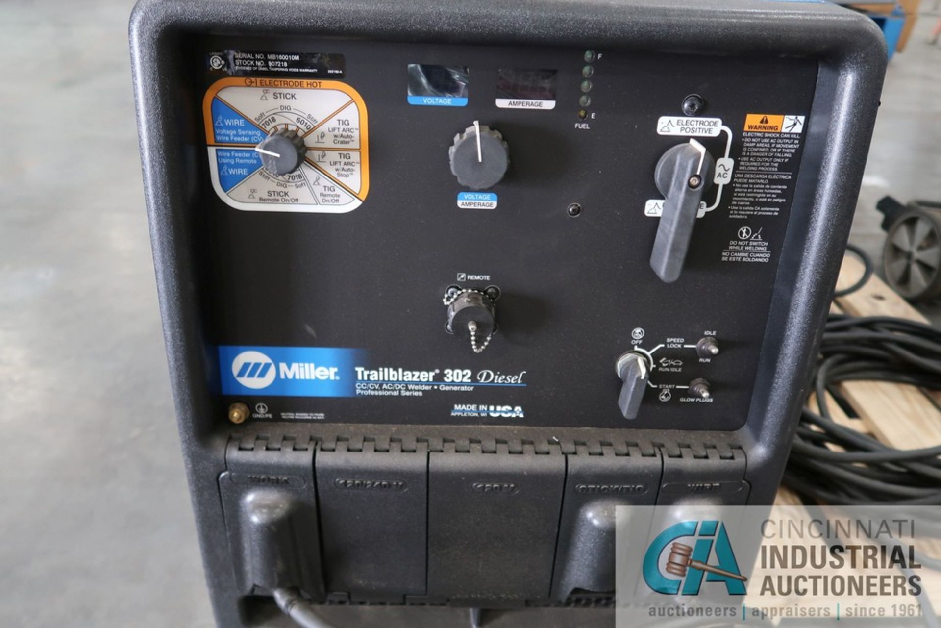 300 AMP MILLER MODEL TRAILBLAZER 302 DIESEL CC/CV, AC/DC WELDER-GENERATOR PROFESSIONAL SERIES; S/N - Image 3 of 9