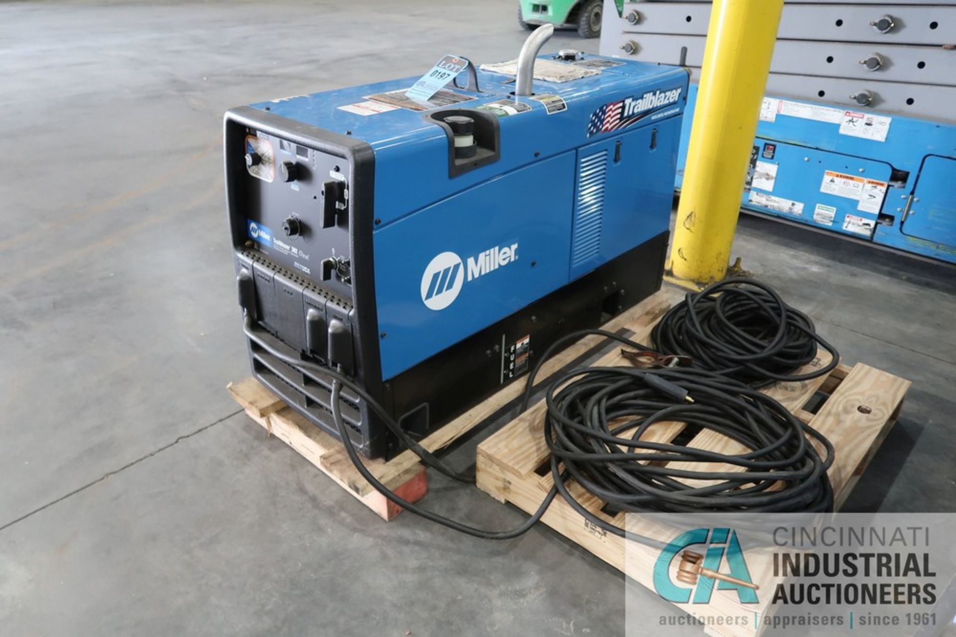 300 AMP MILLER MODEL TRAILBLAZER 302 DIESEL CC/CV, AC/DC WELDER-GENERATOR PROFESSIONAL SERIES; S/N - Image 2 of 9