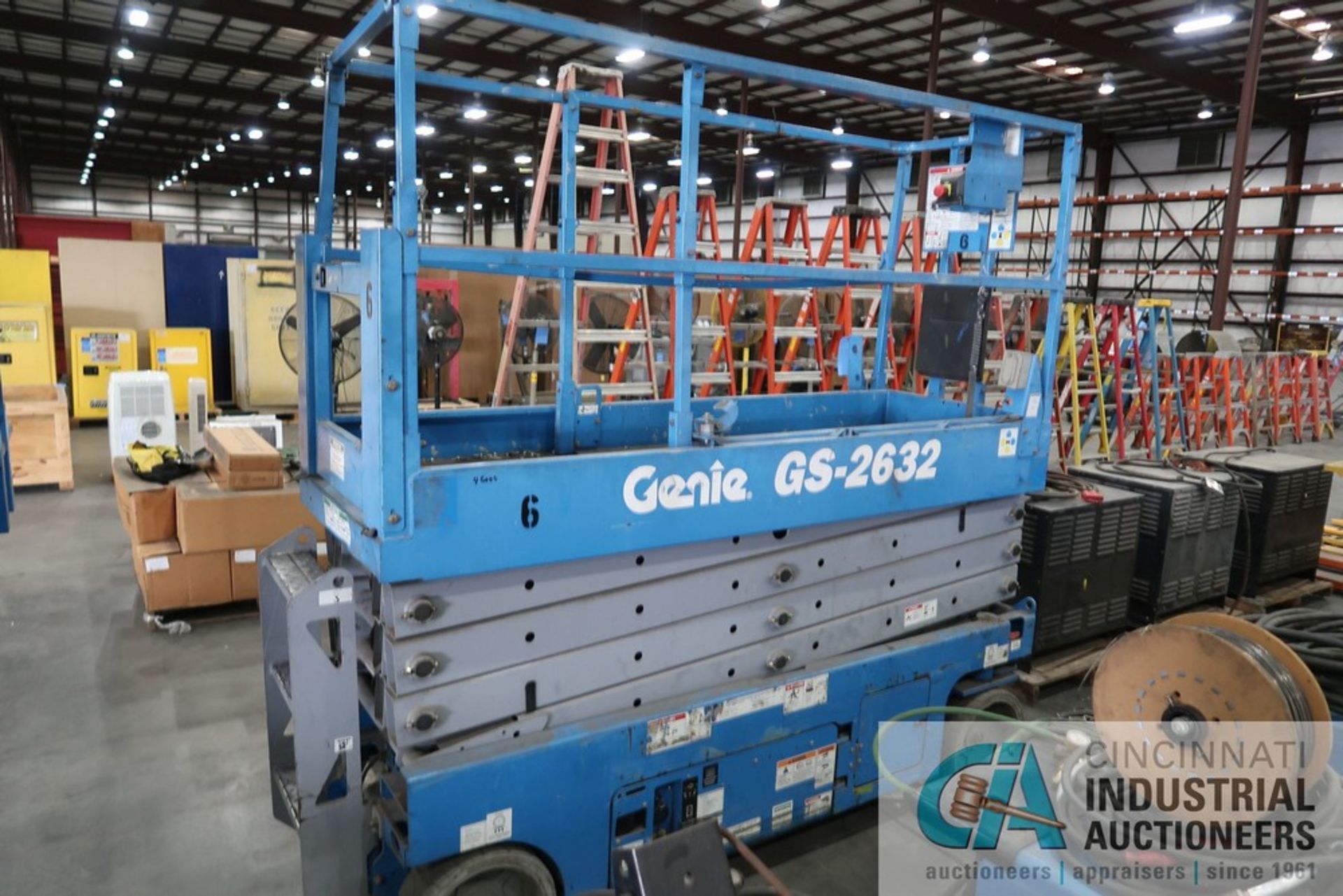 GENIE MODEL GS-2632 24 VOLT AERIAL WORK PLATFORM S/N GS3208-089943 WITH BUILT-IN BATTERY CHARGER * - Image 3 of 5