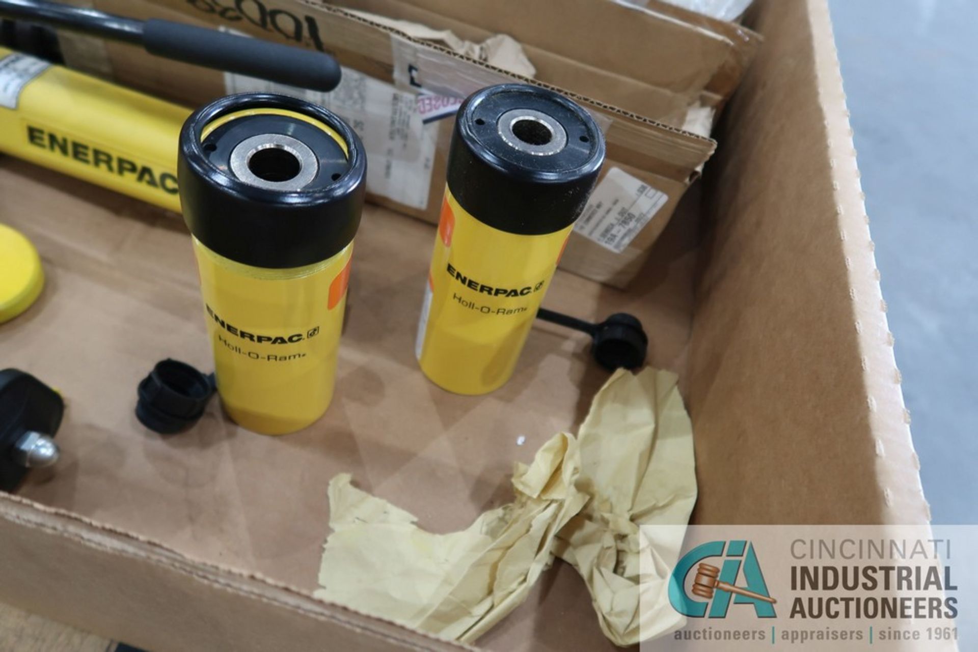 10,000 PSI MAX ENERPAC HAND HYDRAULIC PUMPS WITH (2) 12 TON CAP ENERPAC HOLL-O-RAM CYLINDERS - Image 2 of 4