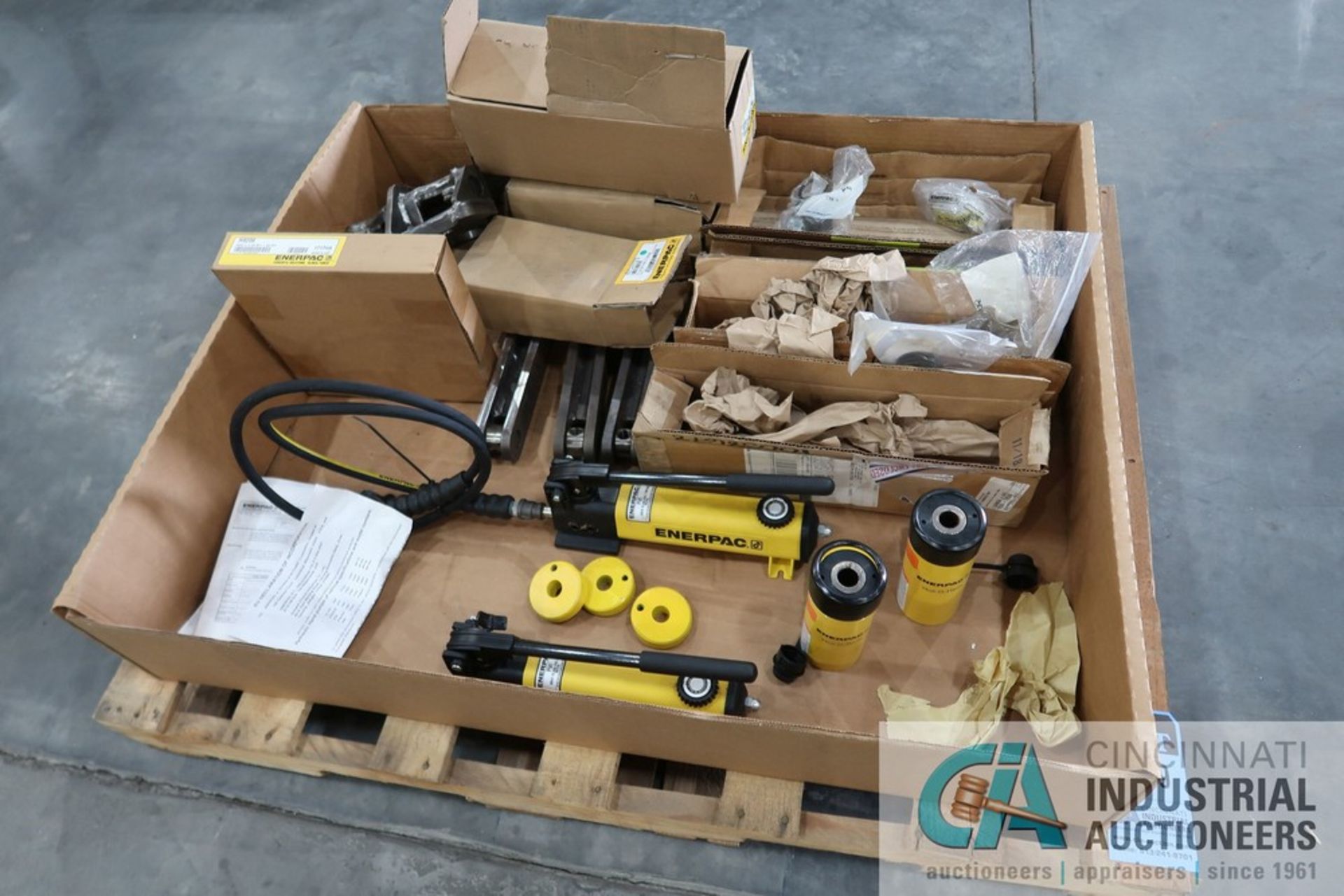 10,000 PSI MAX ENERPAC HAND HYDRAULIC PUMPS WITH (2) 12 TON CAP ENERPAC HOLL-O-RAM CYLINDERS