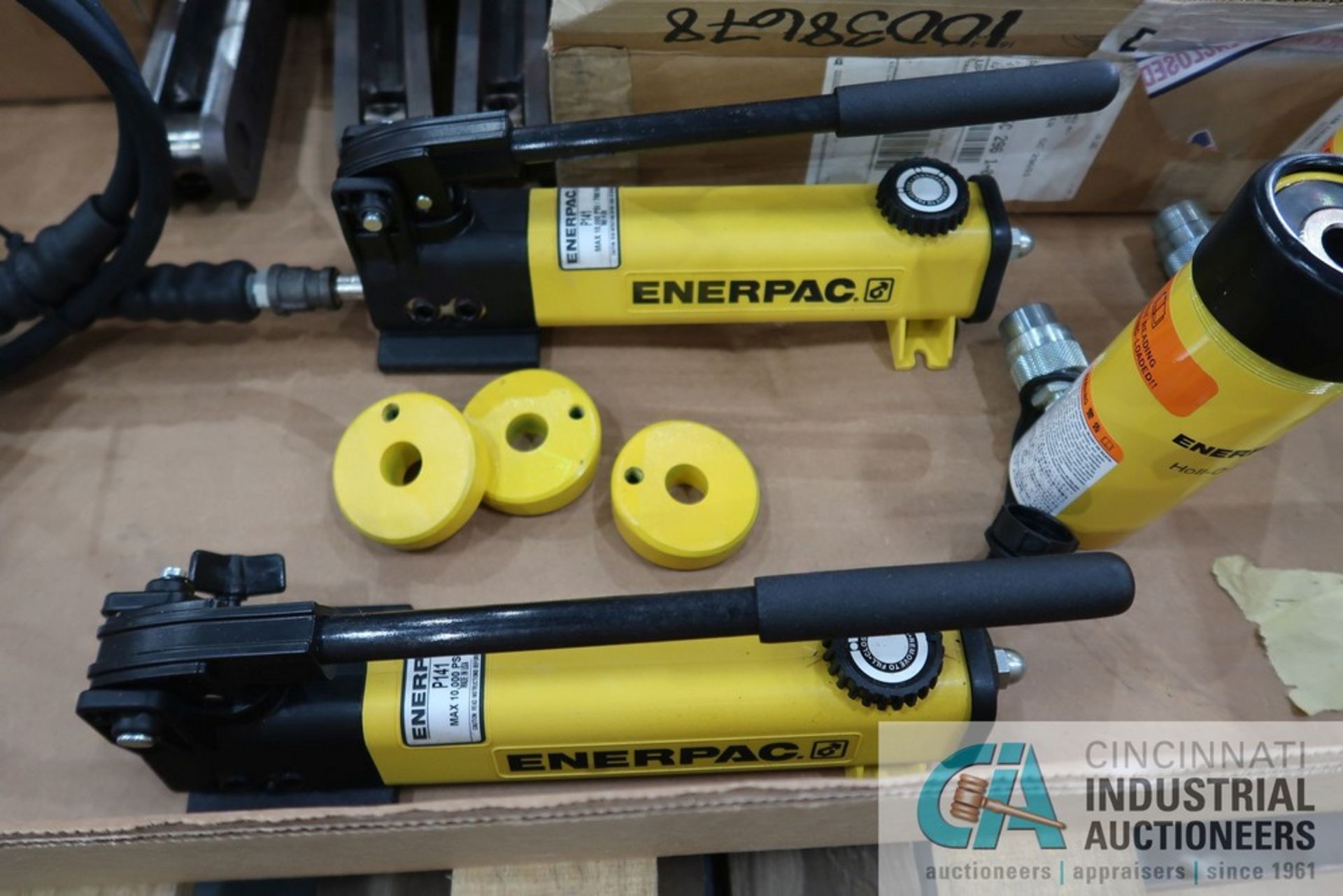 10,000 PSI MAX ENERPAC HAND HYDRAULIC PUMPS WITH (2) 12 TON CAP ENERPAC HOLL-O-RAM CYLINDERS - Image 3 of 4