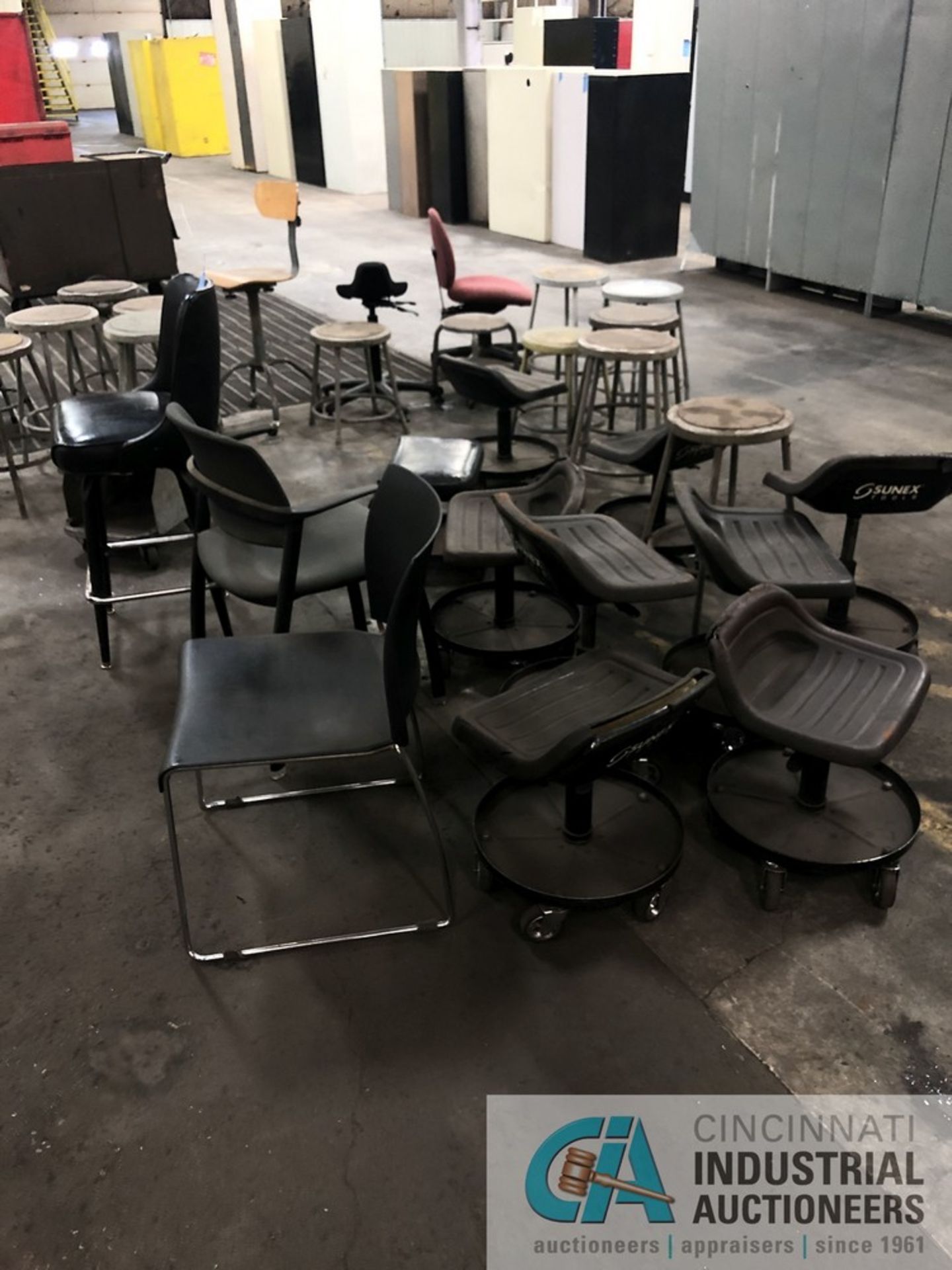 (LOT) SHOP CHAIRS - Image 2 of 4