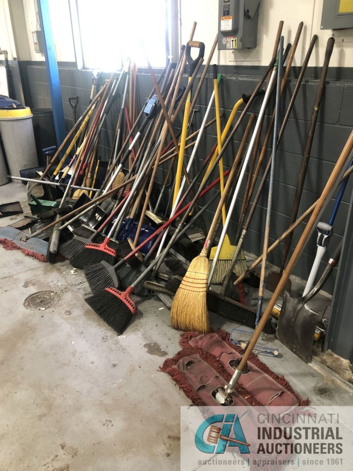 LARGE QUANTITY OF BROOMS & SHOVELS - Image 2 of 5