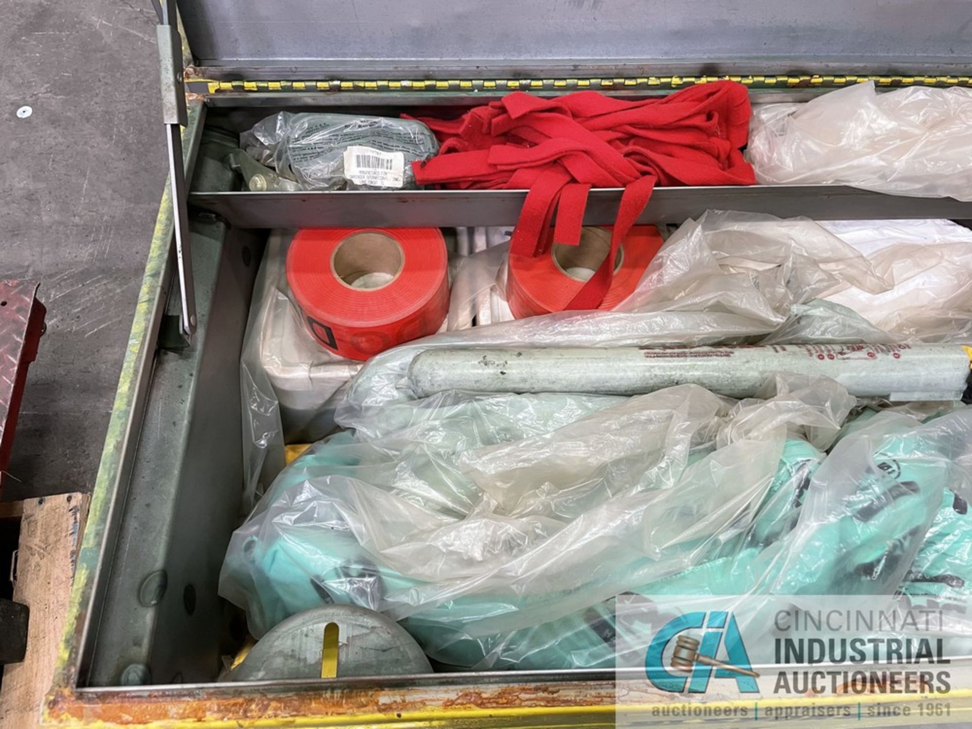 PORTABLE JOB BAY WITH CONTENTS INCLUDING EMERGENCY SPILL RESPONSE KIT - Image 7 of 7