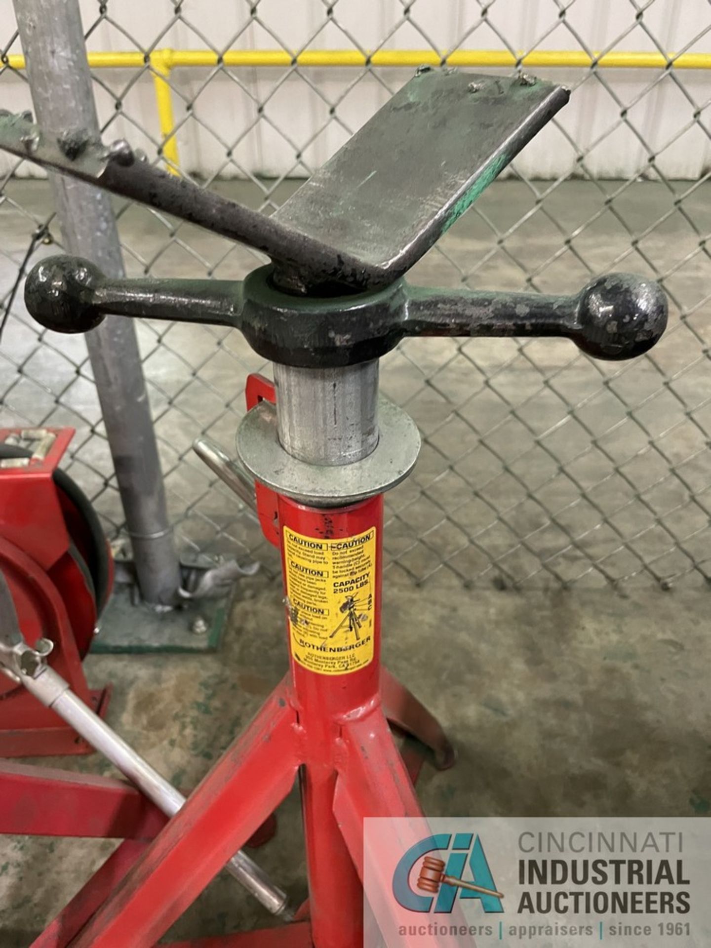 (LOT) (2) AIRHOSE REELS AND (2) 2,500 LB. ROTHENBERGER JACK STANDS - Image 3 of 8