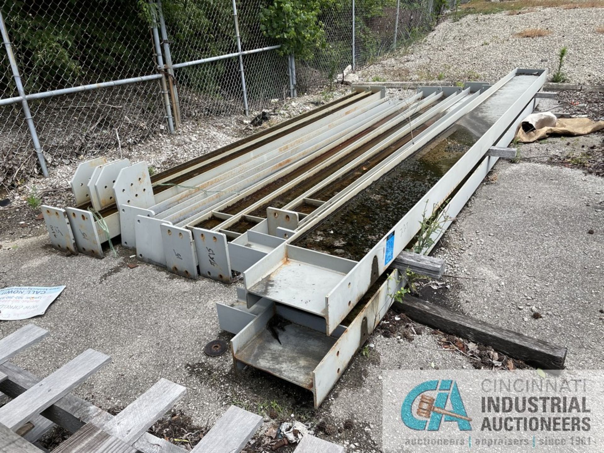 (LOT) CRANE SUPPORT STRUCTURE IRON (2) 27' UPRIGHTS, (8) 17' CROSS MEMBERS, (2) 27' CRANE RAILS, (2) - Image 3 of 5