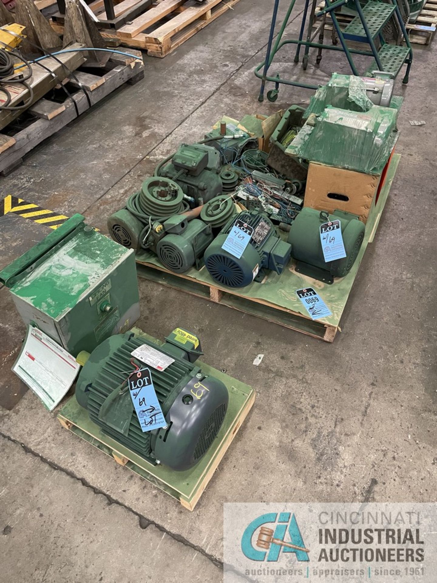 (LOT) PALLET OF MISCELLANEOUS MOTORS AND ELECTRICAL