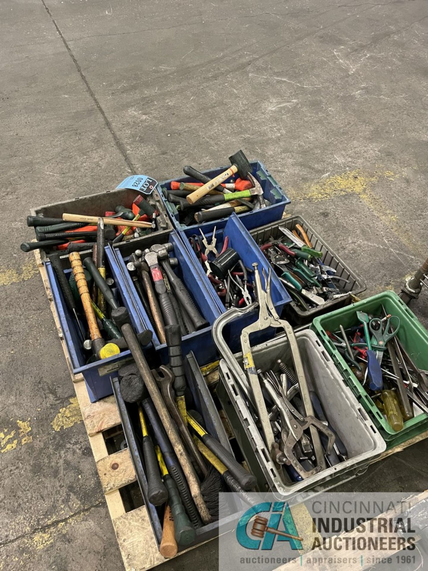 (LOT) PALLET OF MISCELLANEOUS HAND TOOLS - Image 2 of 3