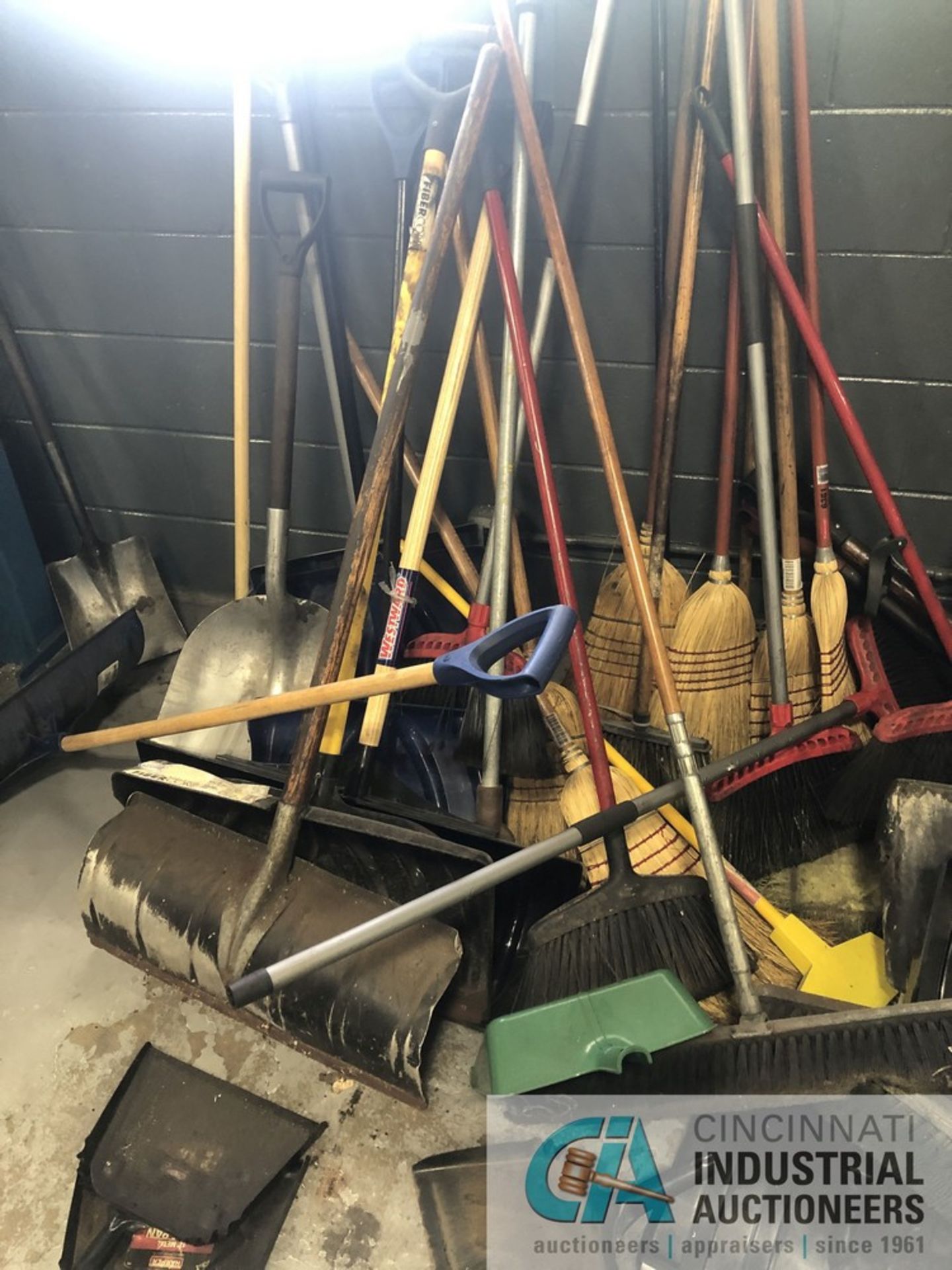 LARGE QUANTITY OF BROOMS & SHOVELS - Image 5 of 5