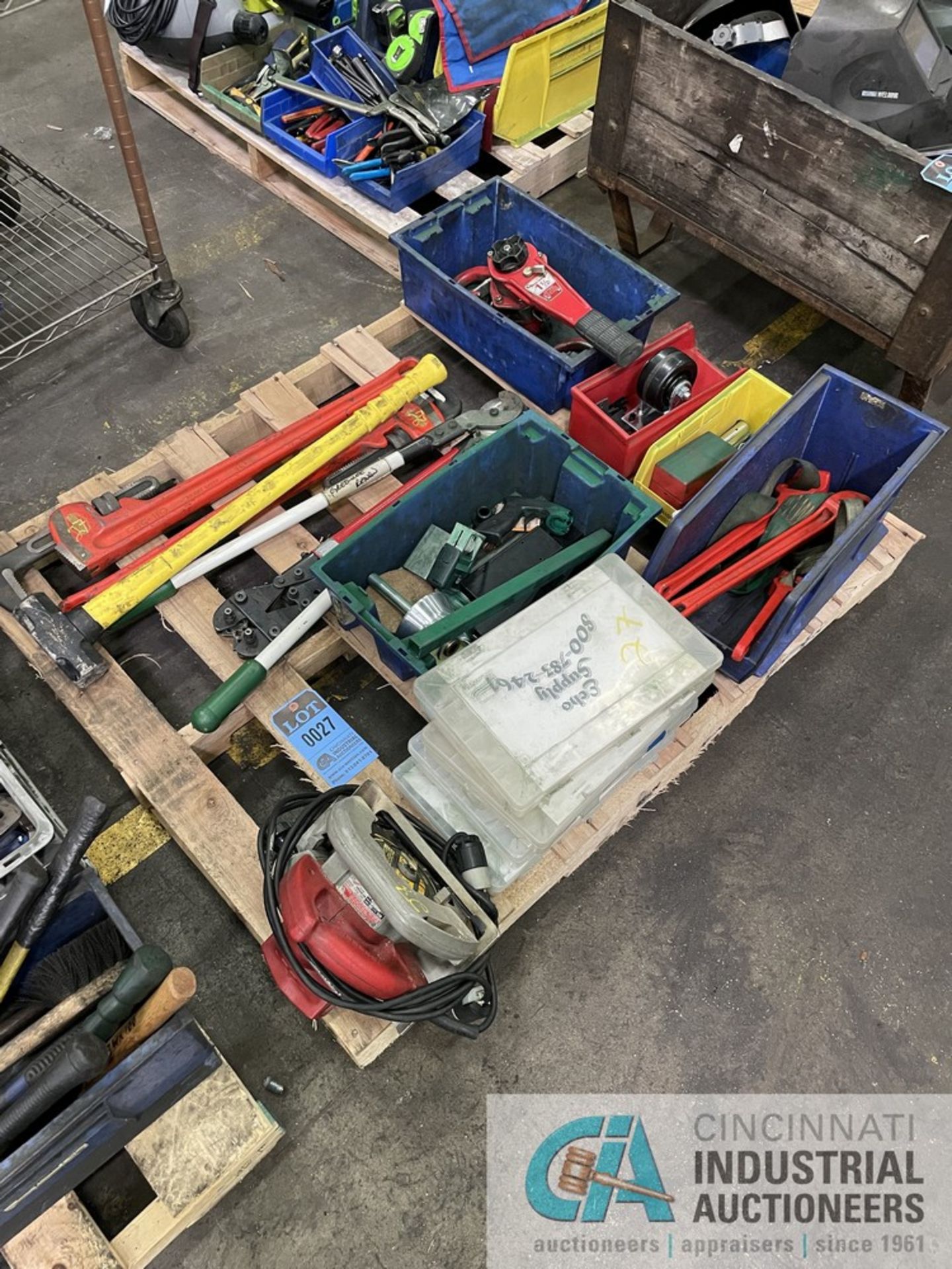 (LOT) PALLET OF MISCELLANEOUS HAND TOOLS AND POWER TOOLS