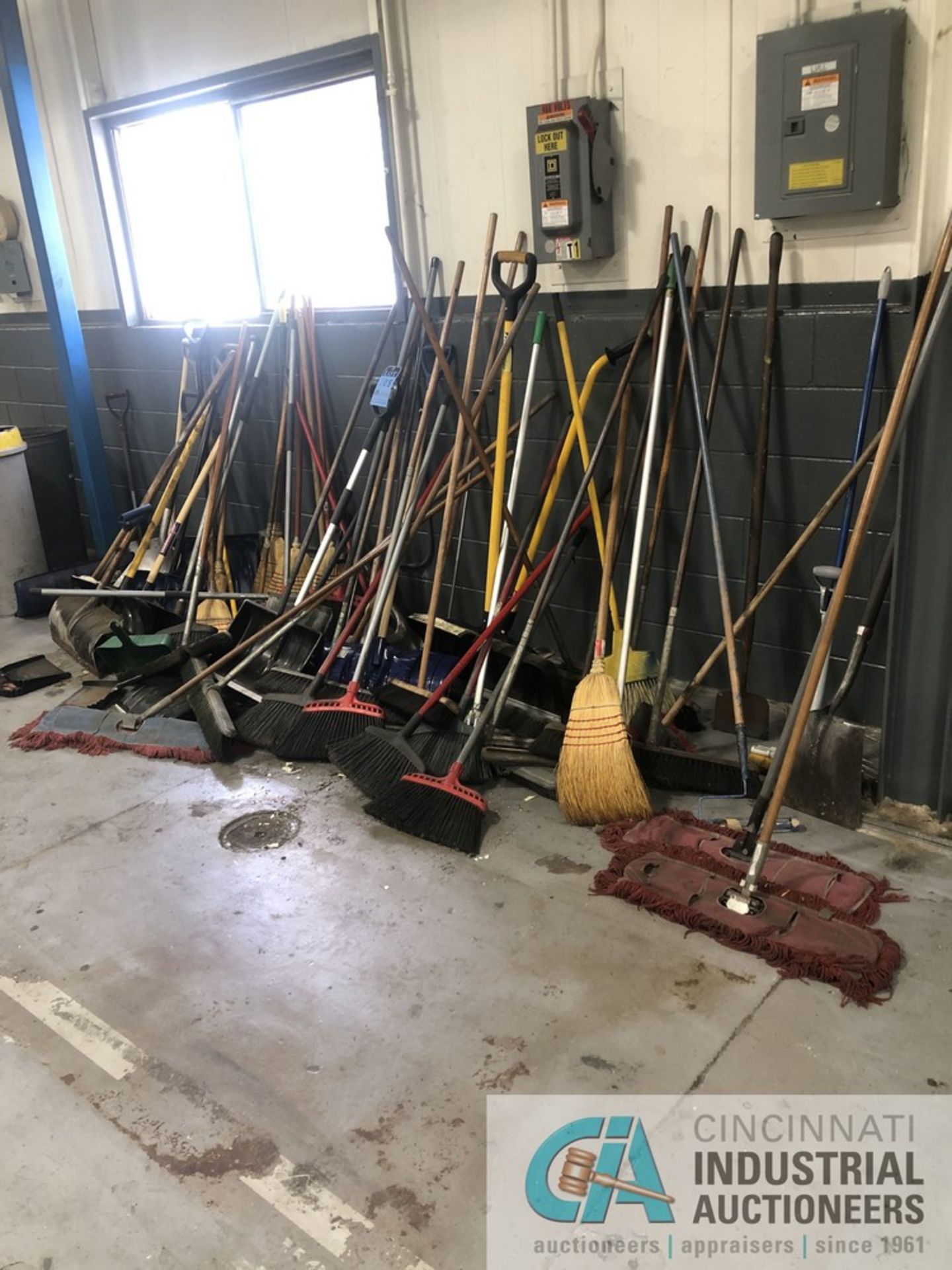 LARGE QUANTITY OF BROOMS & SHOVELS - Image 3 of 5