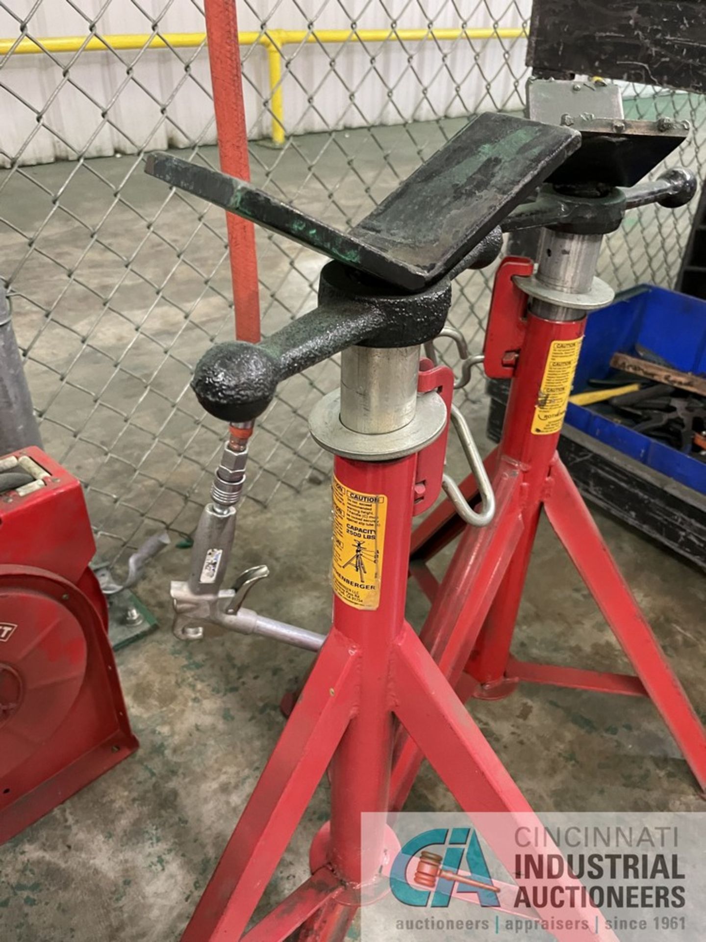 (LOT) (2) AIRHOSE REELS AND (2) 2,500 LB. ROTHENBERGER JACK STANDS - Image 4 of 8