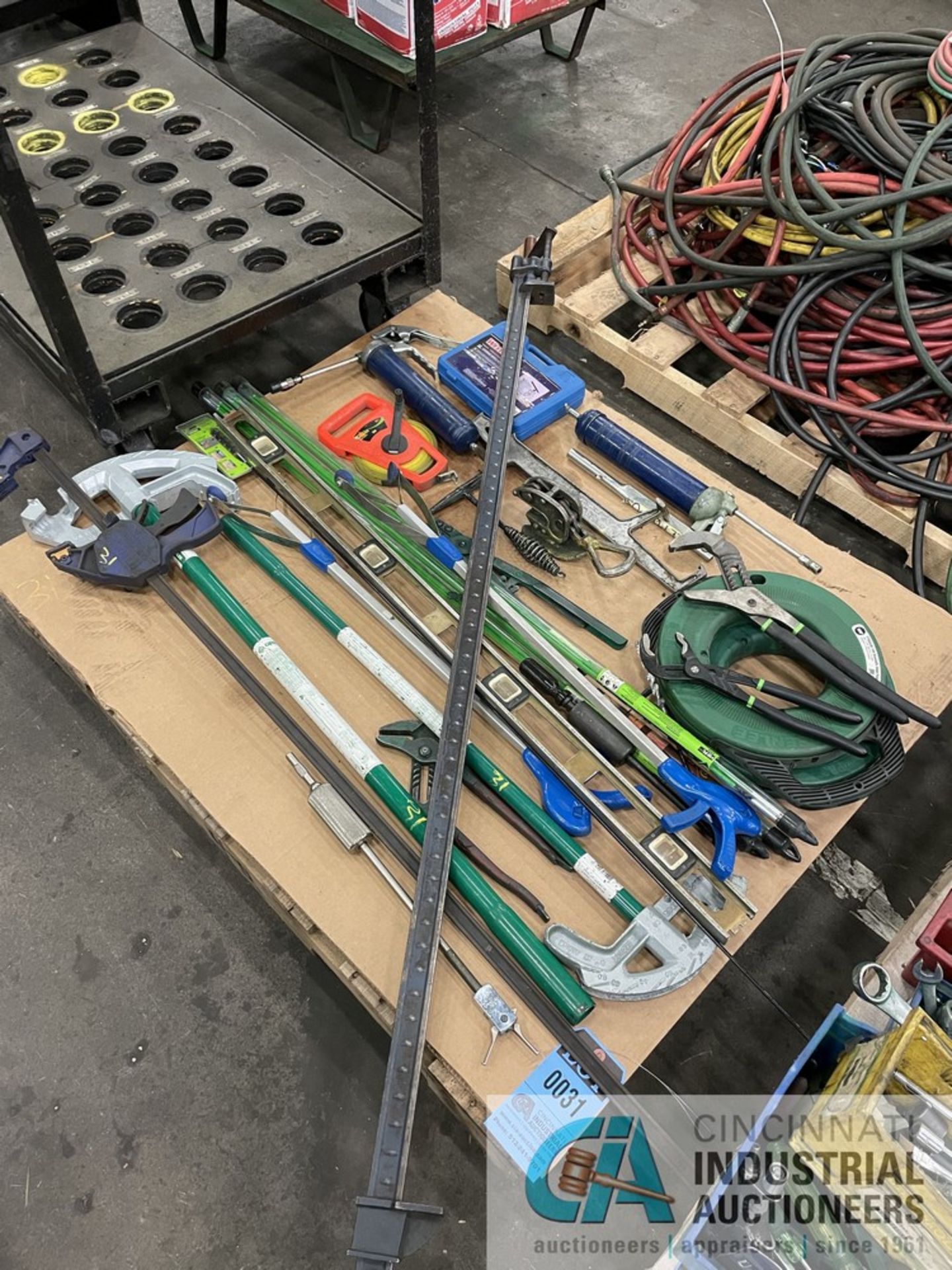 (LOT) PALLET OF MISCELLANEOUS HAND TOOLS