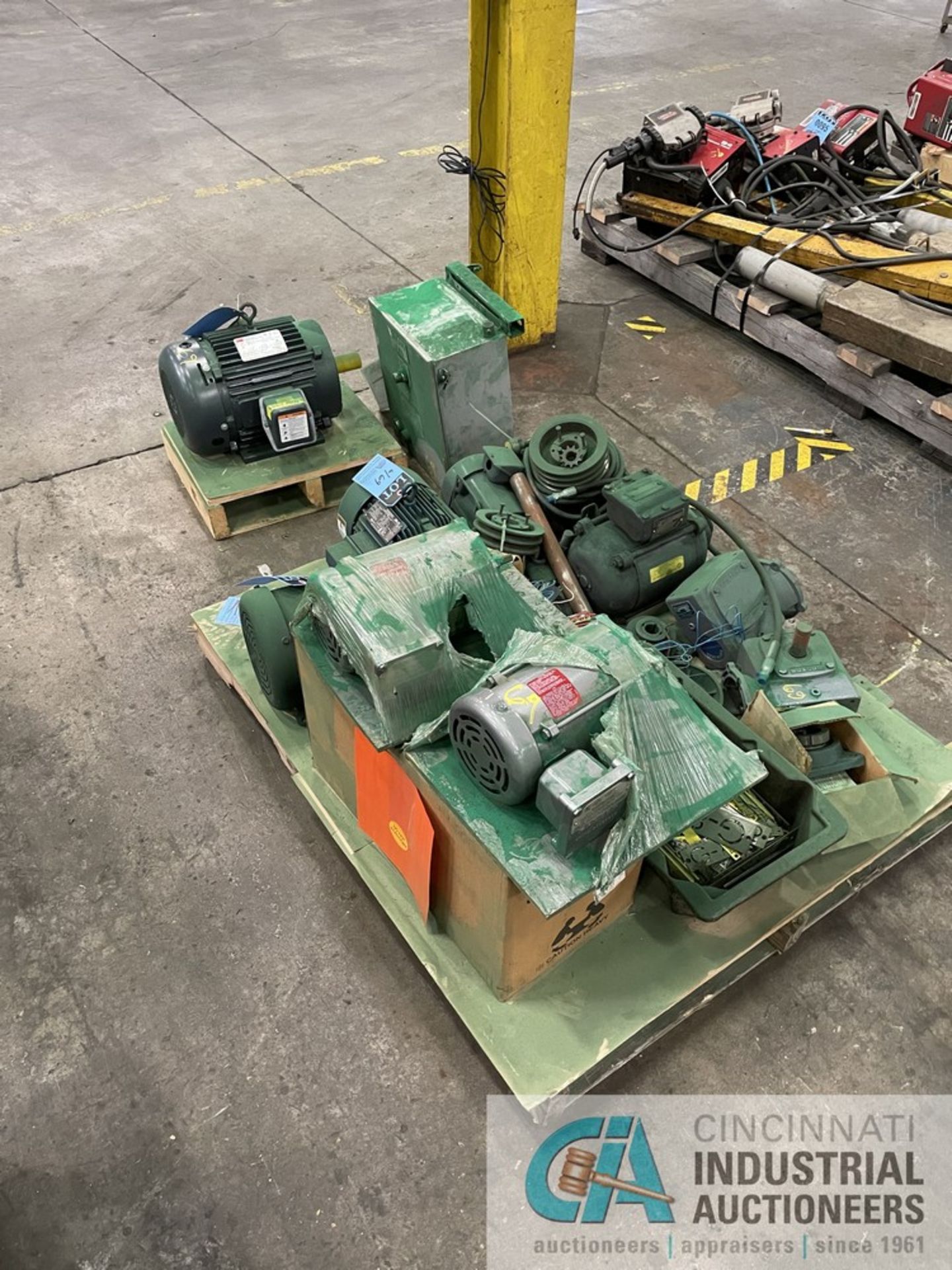 (LOT) PALLET OF MISCELLANEOUS MOTORS AND ELECTRICAL - Image 4 of 4