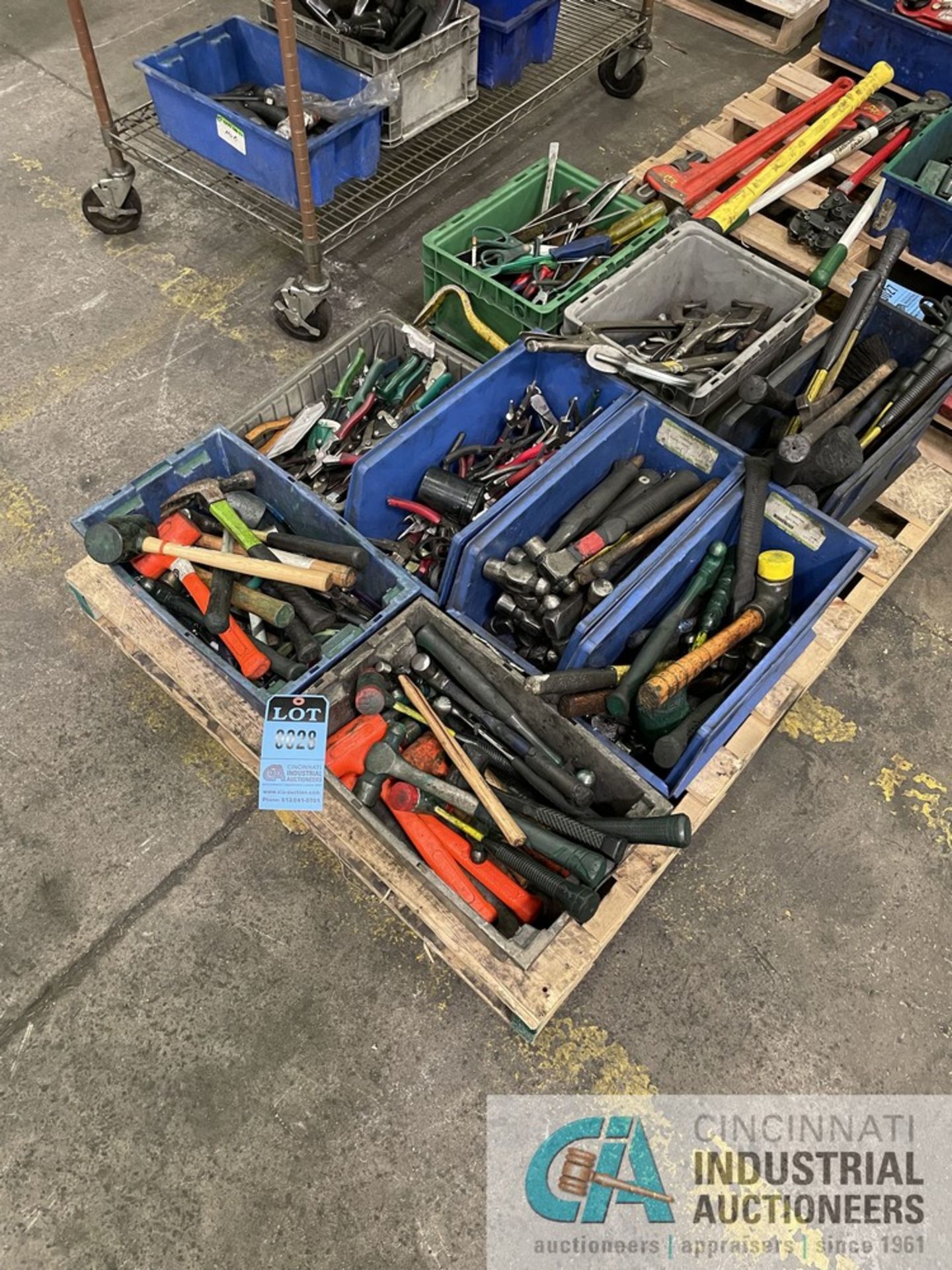 (LOT) PALLET OF MISCELLANEOUS HAND TOOLS