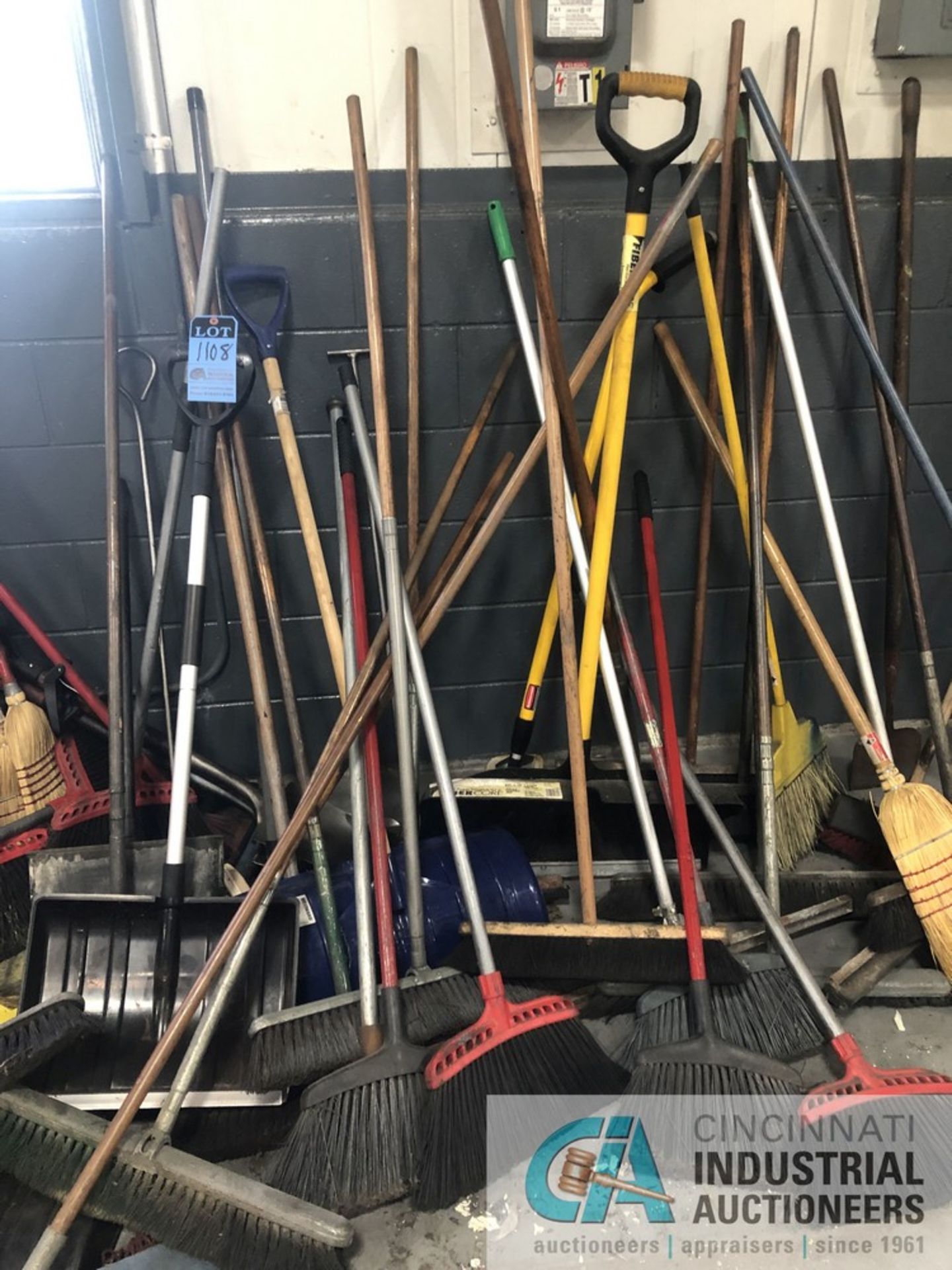 LARGE QUANTITY OF BROOMS & SHOVELS - Image 4 of 5