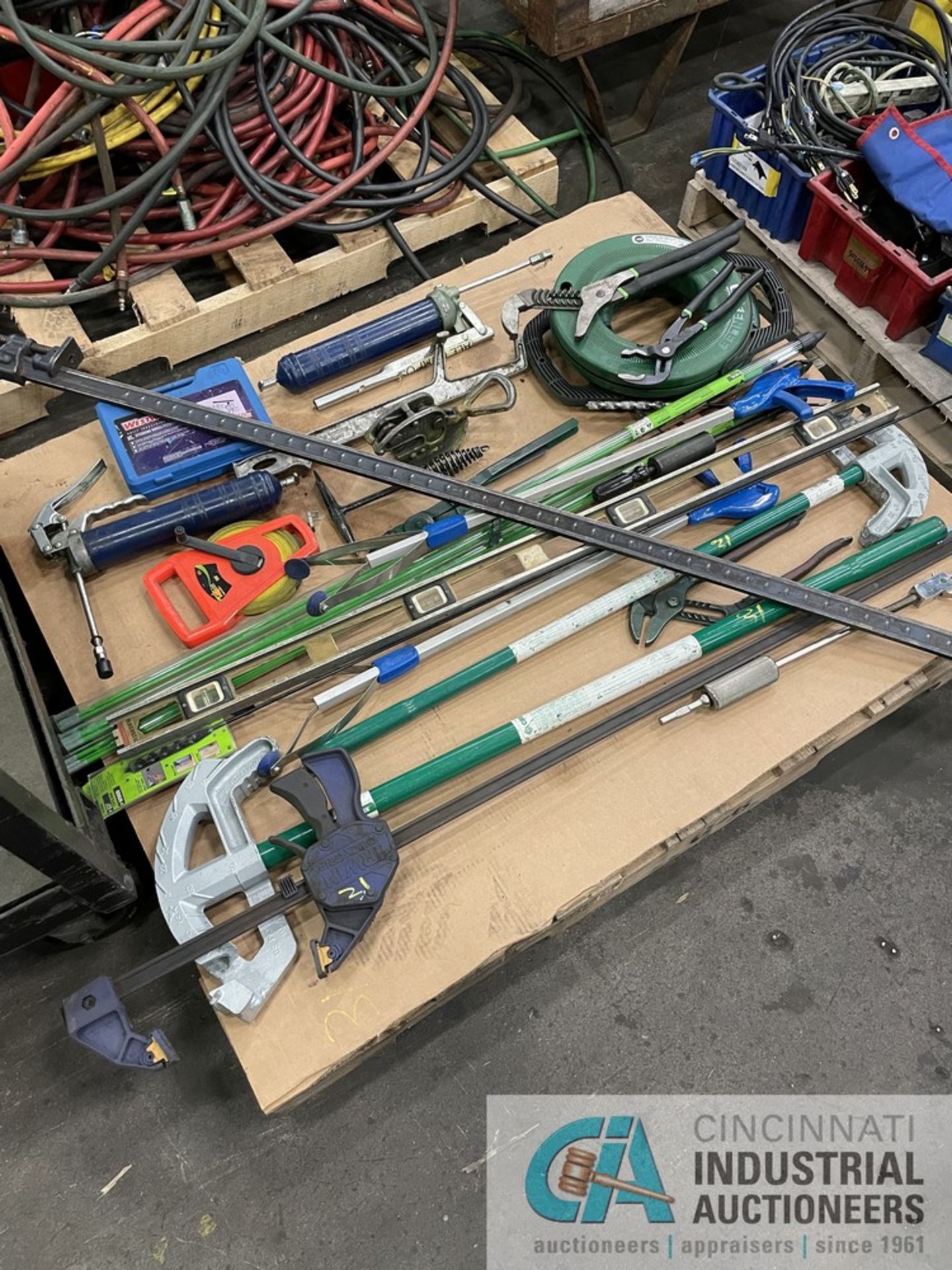 (LOT) PALLET OF MISCELLANEOUS HAND TOOLS - Image 2 of 3