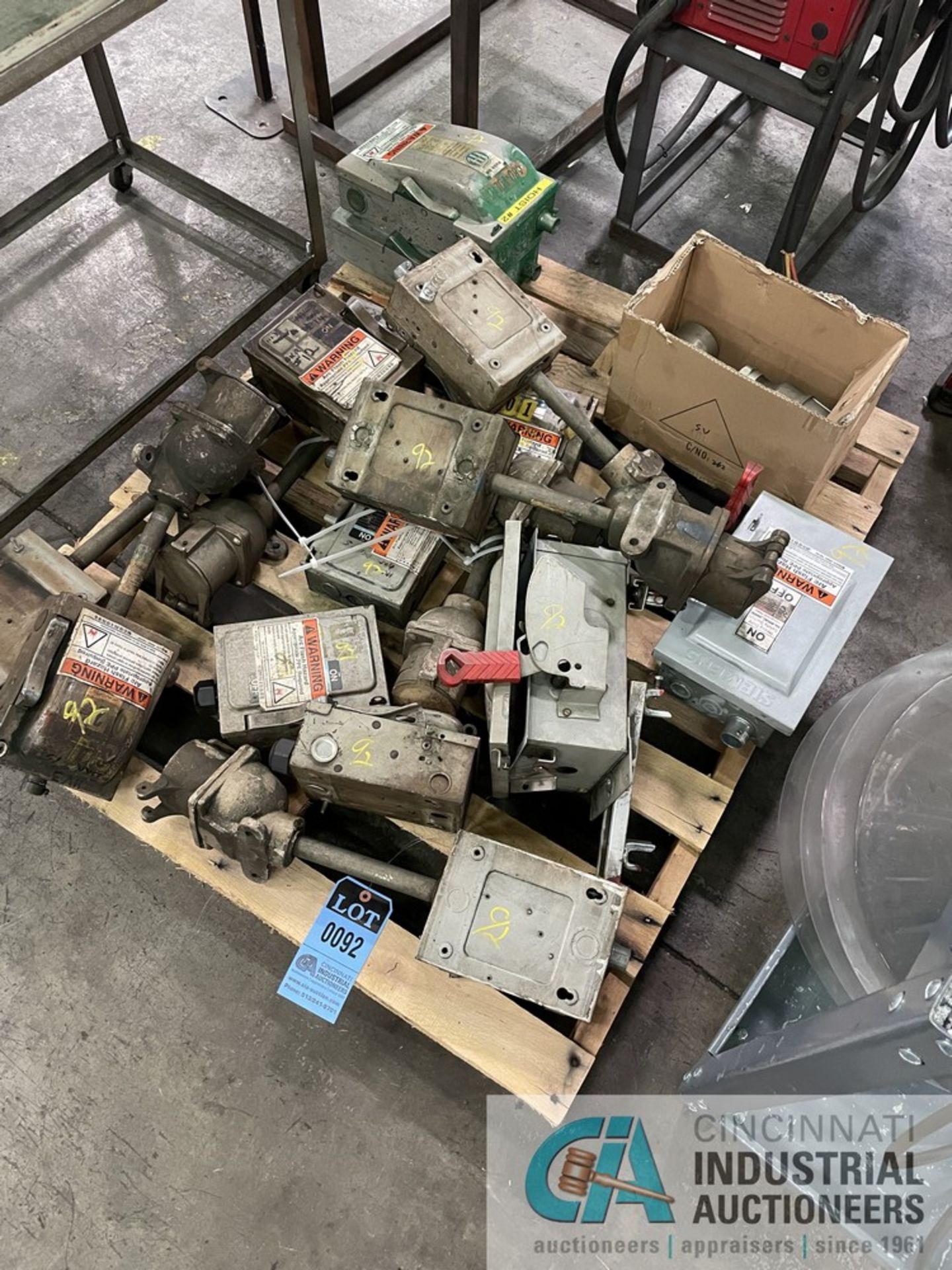 (LOT) MISCELLANEOUS DISCONNECTS/SWITCHES