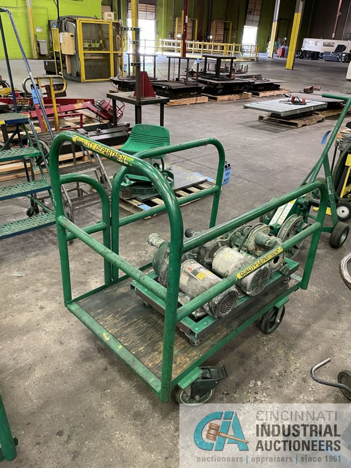 (LOT) CART WITH 3 PUMPS - Image 4 of 5