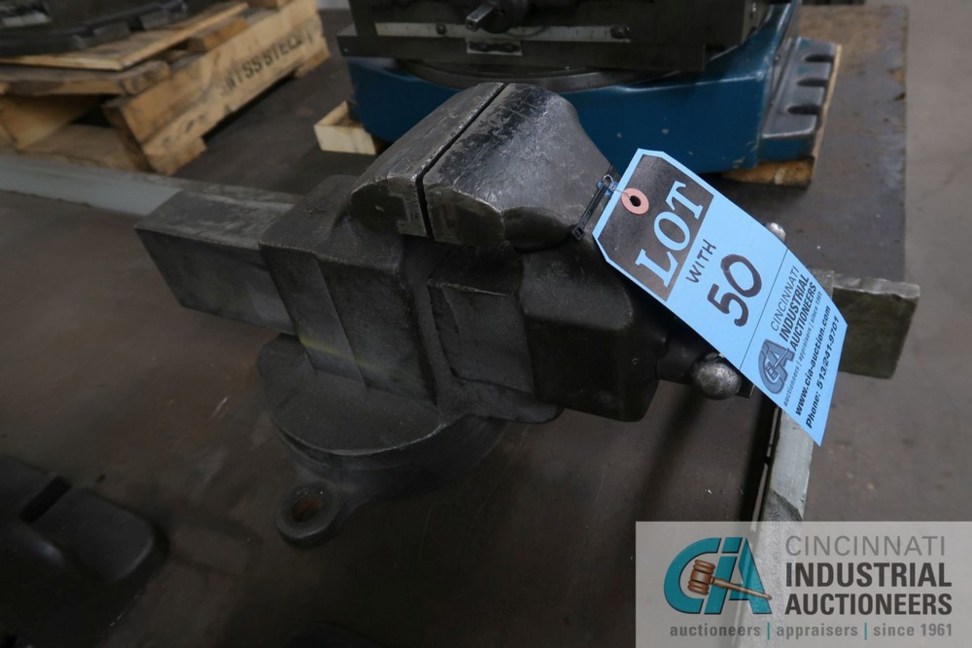 8" SLIDING BAR DRILL VISES WITH 4" BENCH VISE - Image 3 of 3