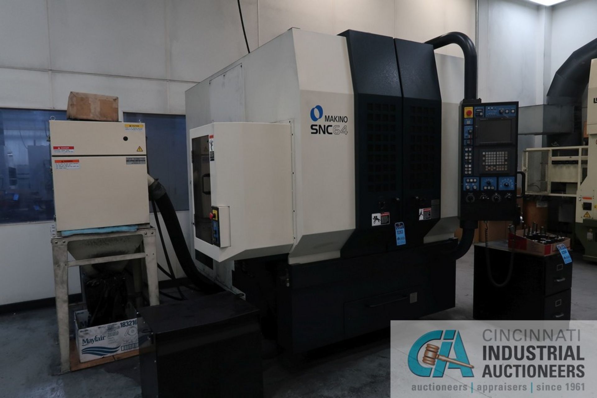 MAKINO MODEL SNC64 CNC GRAPHITE VERTICAL MILLING MACHINE; S/N 04-737-10 (NEW 2005), 16" X 30" TABLE, - Image 5 of 14