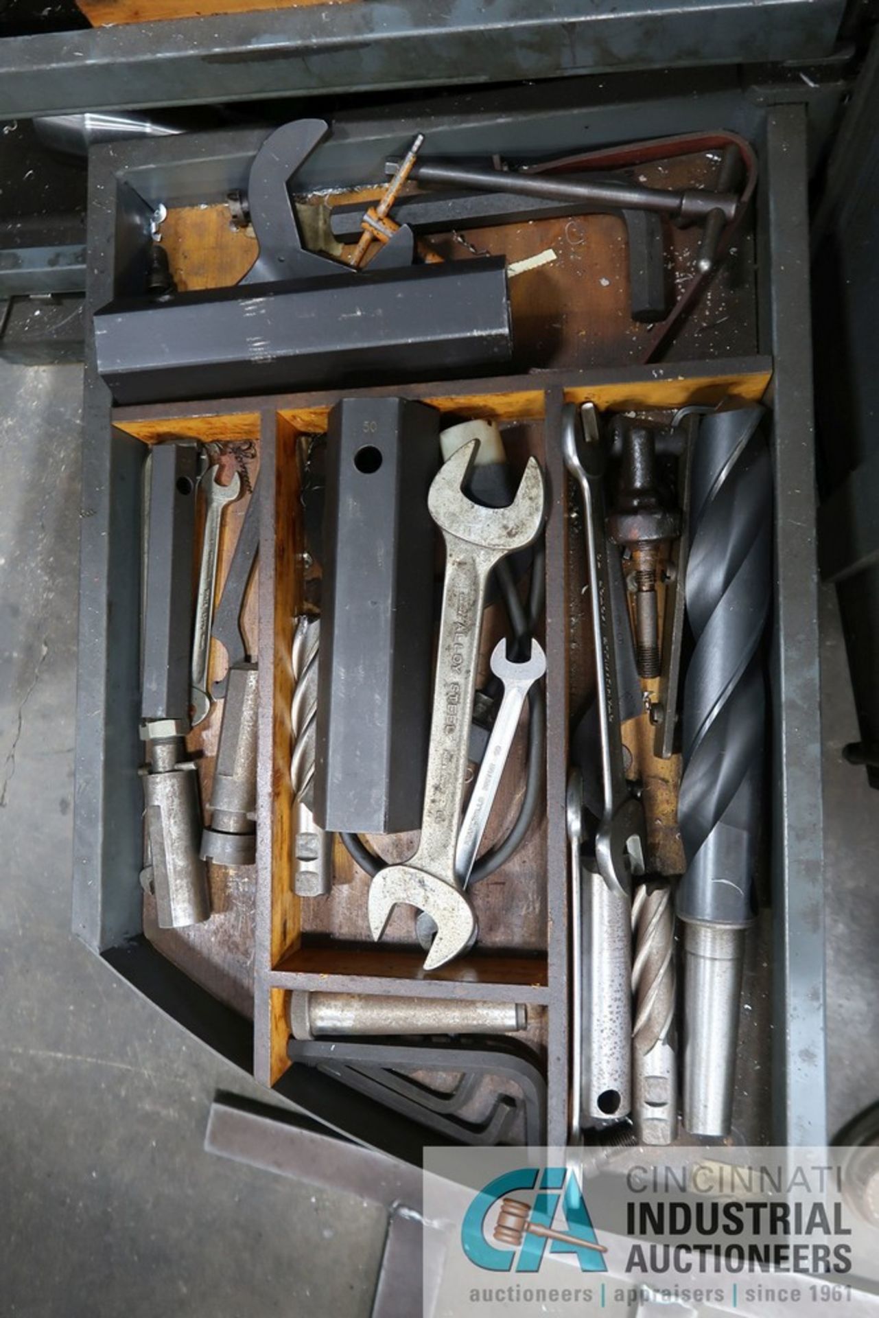 (LOT) SIP SEVEN SWING OUT DRAWERS WITH MISCELLANEOUS TOOLING AND TOOL HOLDERS WITH VIDMAR CABINET - Image 7 of 7