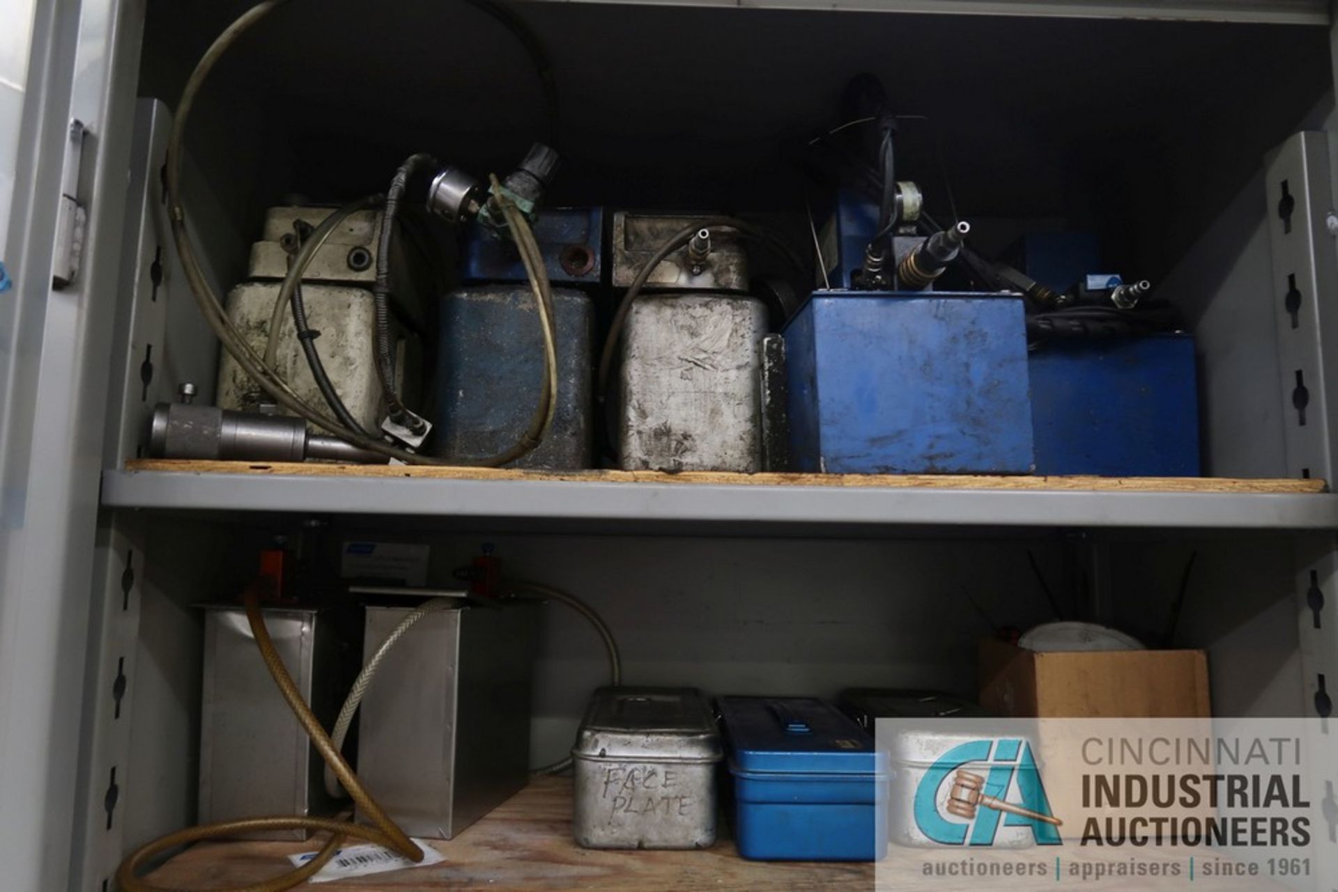 (LOT) MISCELLANEOUS MACHINE ACCESSORIES AND SHOP EQUIPMENT WITH LYON STORAGE CABINET - Image 3 of 5