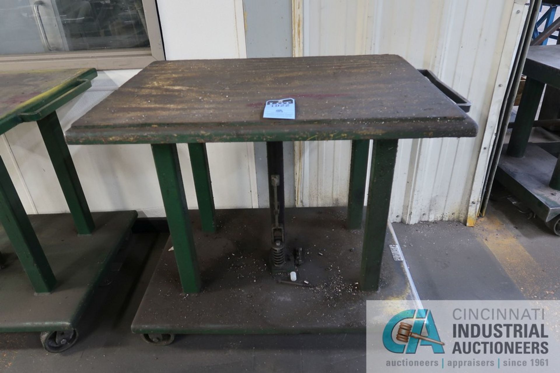 2,000 LB. CAPACITY (APPROX.) PORTABLE MANUAL HYDRAULIC DIE LIFT TABLE, 30" X 42" TABLE