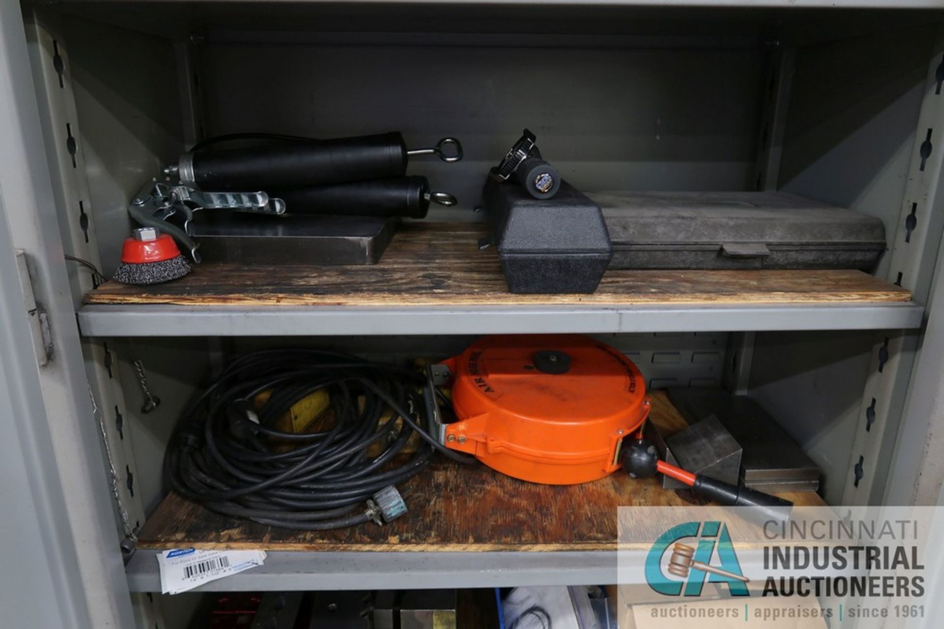 (LOT) MISCELLANEOUS MACHINE ACCESSORIES AND SHOP EQUIPMENT WITH LYON STORAGE CABINET - Image 4 of 5