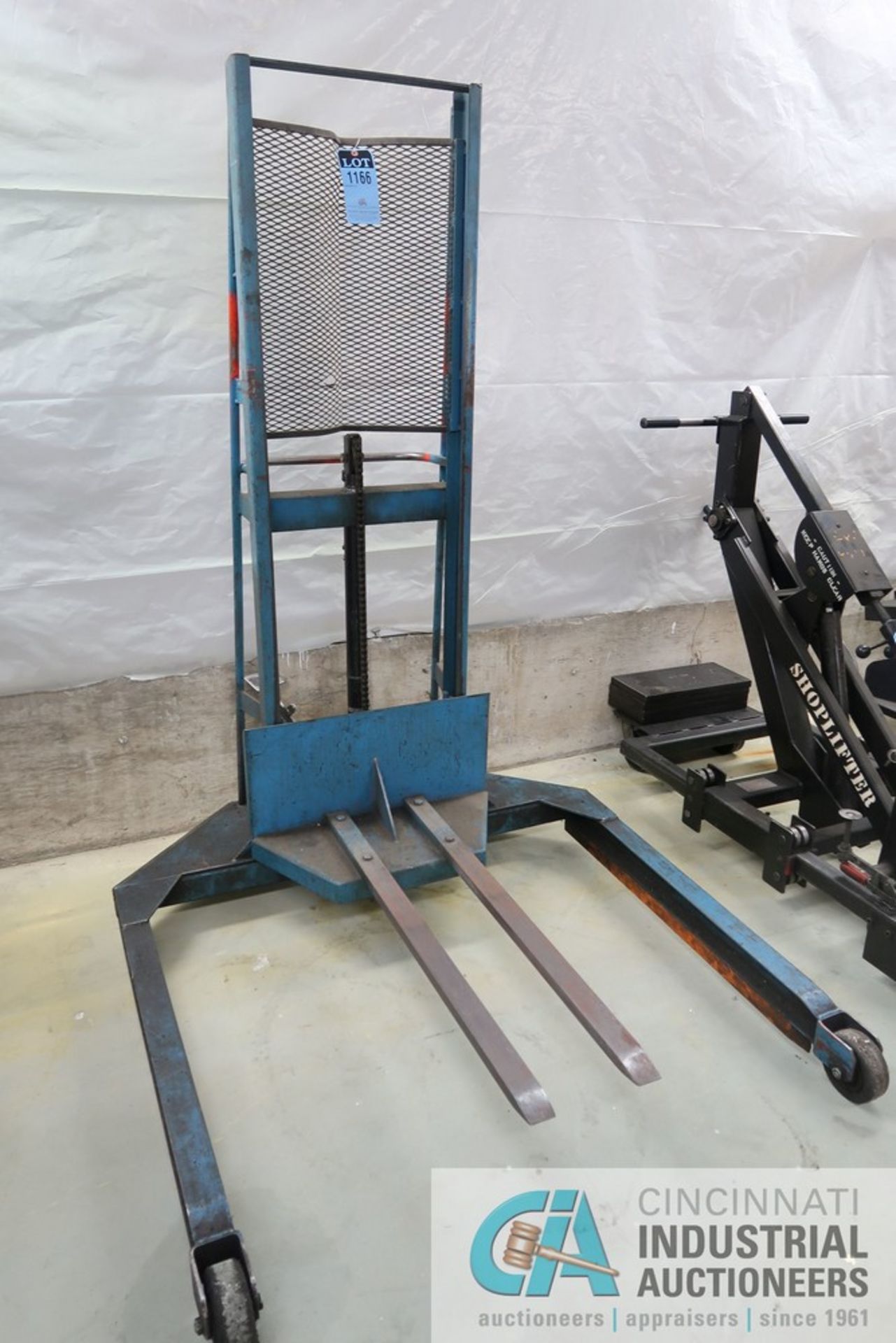 CAPACITY AND MFG UNKNOWN MANUAL HYDRAULIC LIFT CART, 30" FORKS