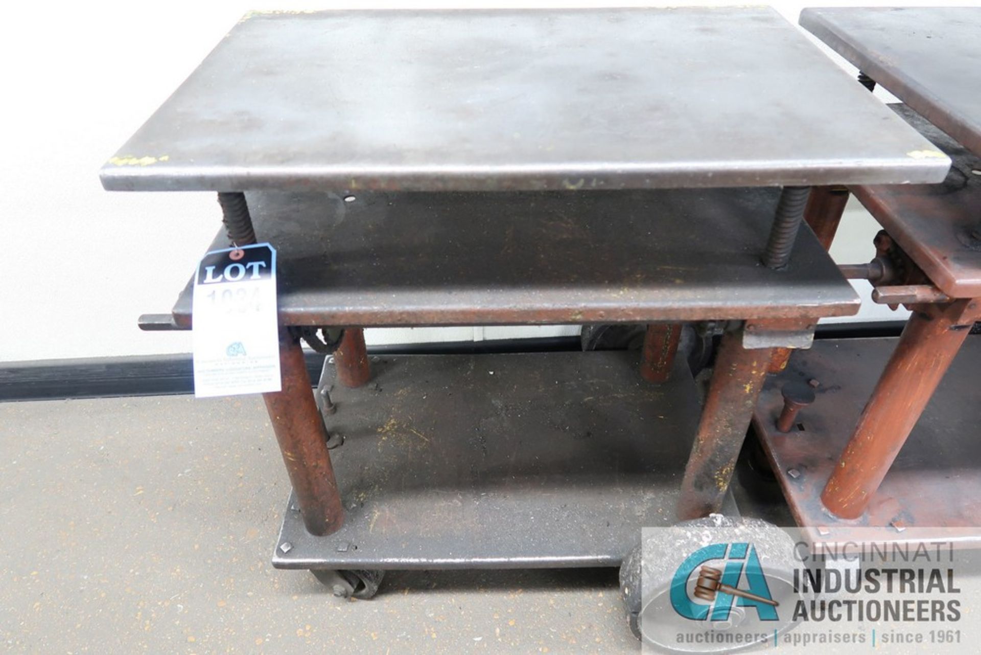 500 LB. CAPACITY (APPROX.) CRANK TYPE PORTABLE DIE LIFT TABLE