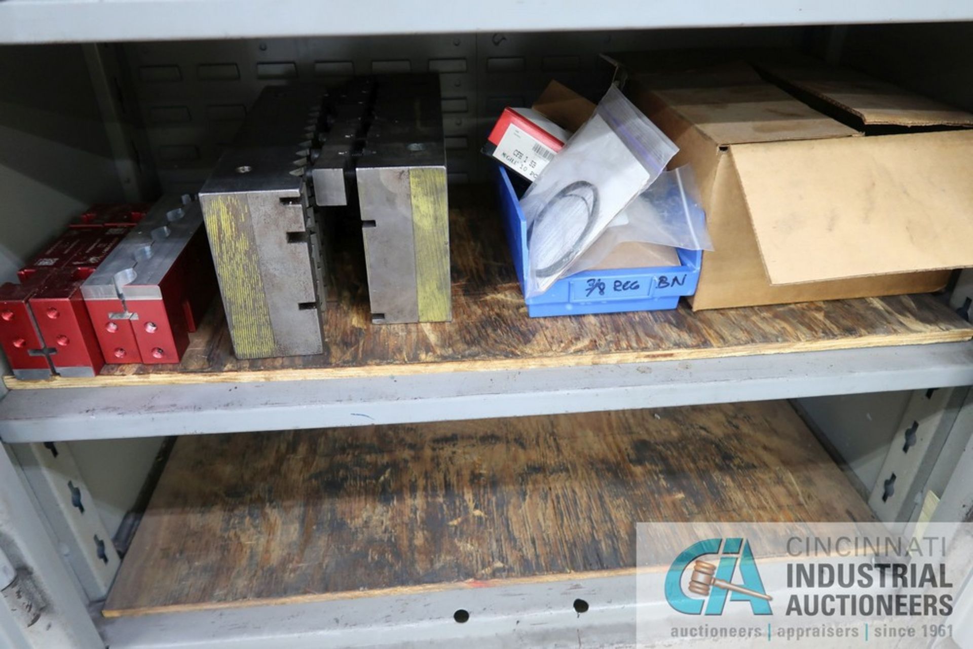 (LOT) MISCELLANEOUS MACHINE ACCESSORIES AND SHOP EQUIPMENT WITH LYON STORAGE CABINET - Image 5 of 5