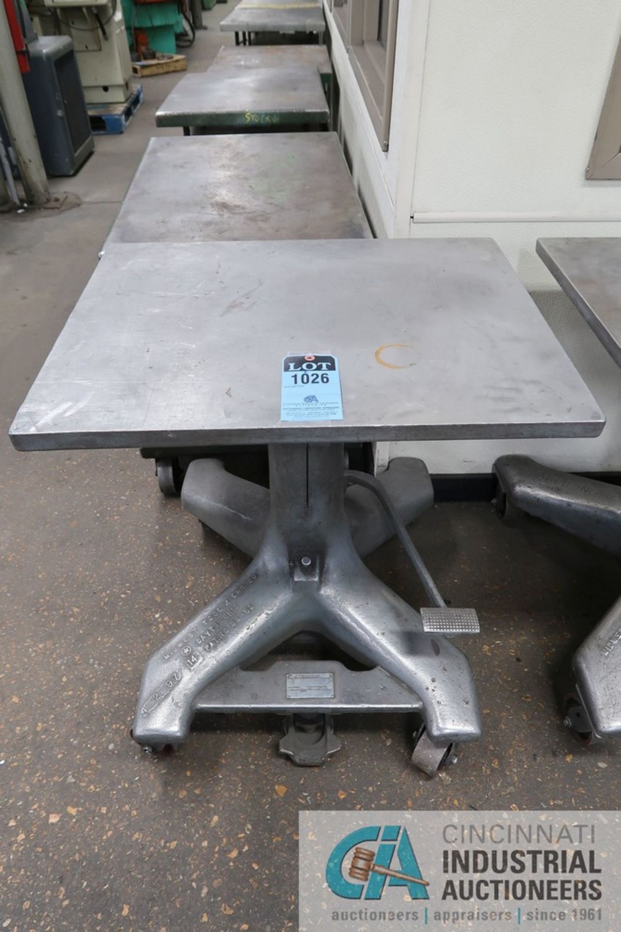 2,000 LB. CAPACITY MIDWEST TOOL PORTABLE MANUAL HYDRUALIC DIE LIFT TABLE, 24" X 30" TABLE